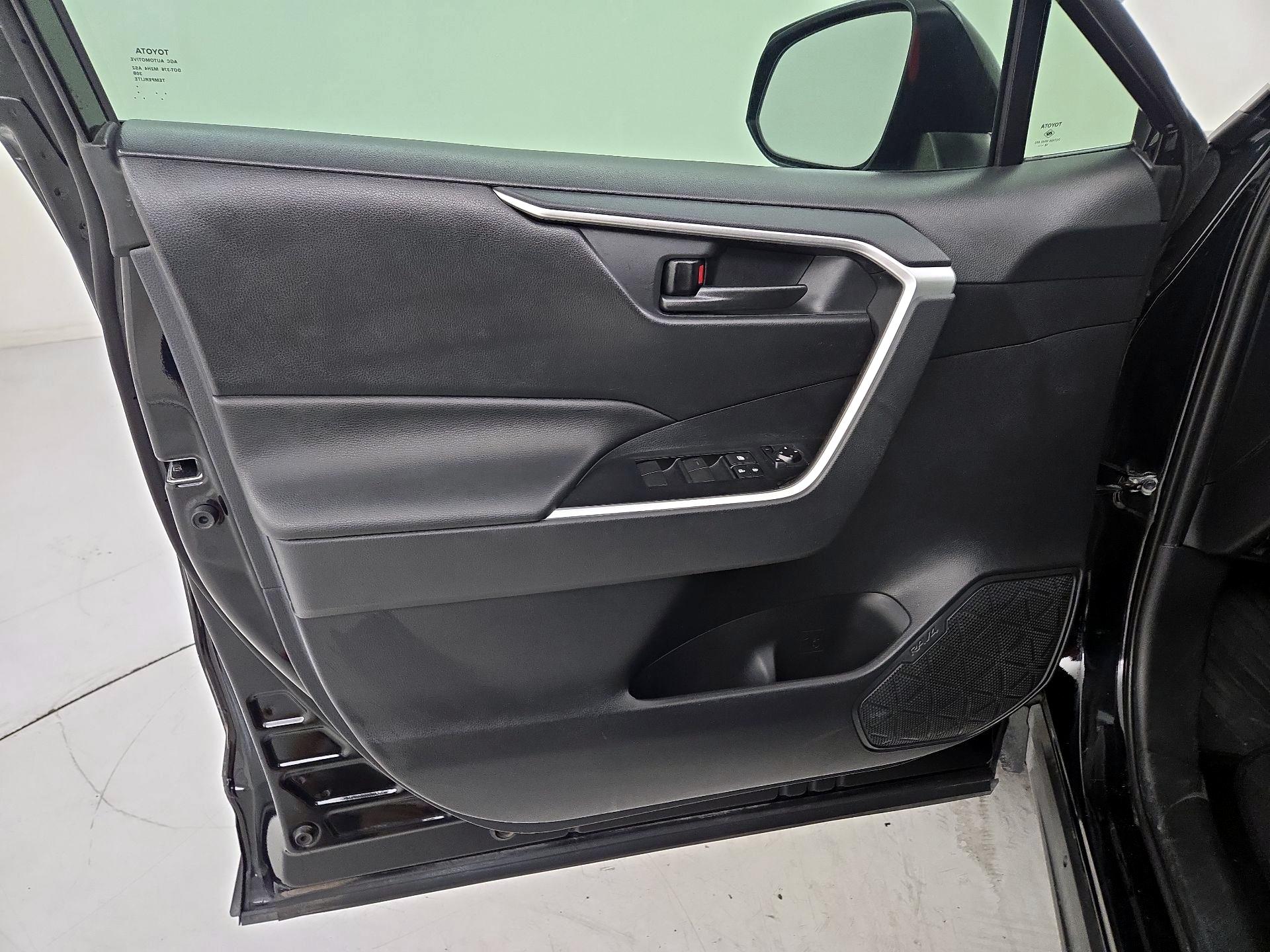 Thumbnail: 2019 Toyota RAV4 - 12