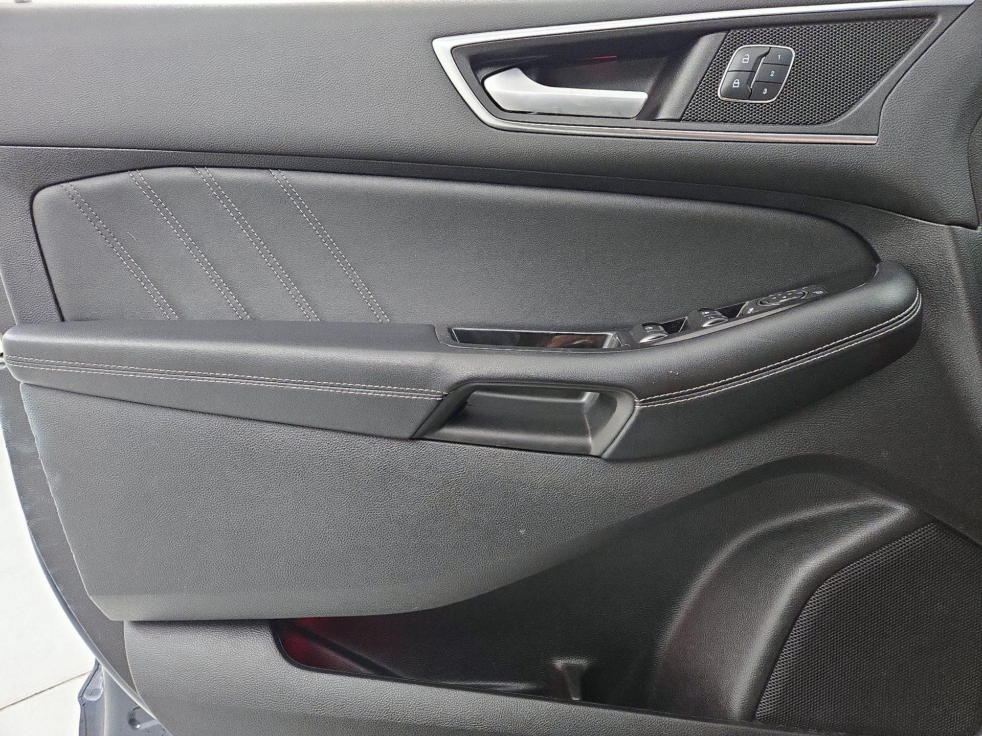 Thumbnail: 2016 Ford Edge - 10