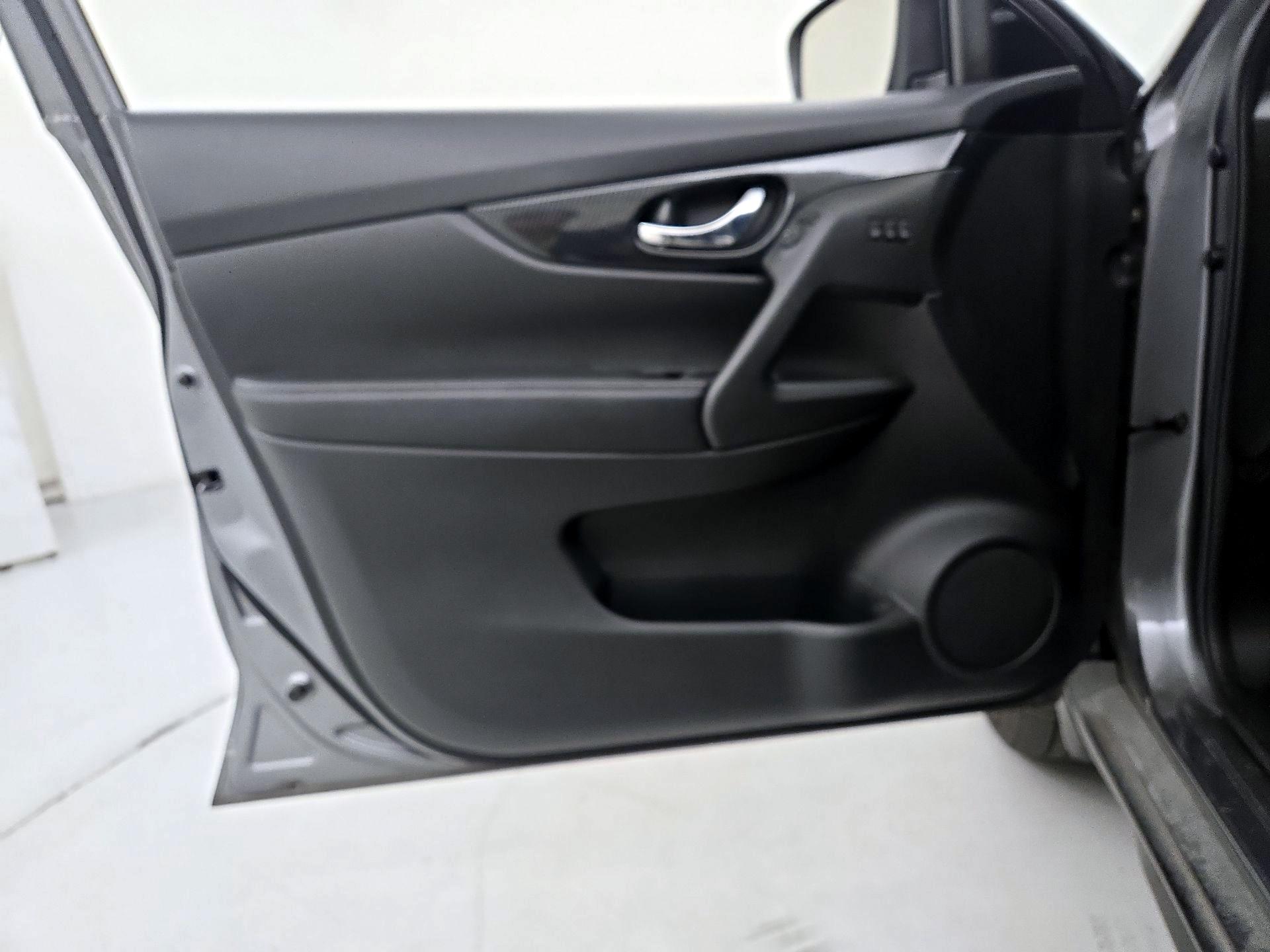 Thumbnail: 2017 Nissan Rogue - 12