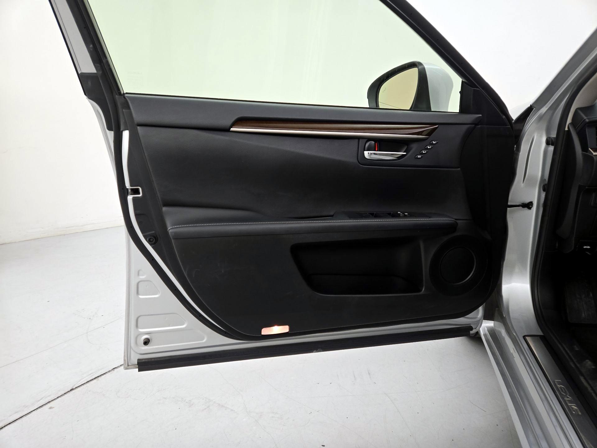 Thumbnail: 2014 Lexus ES - 12