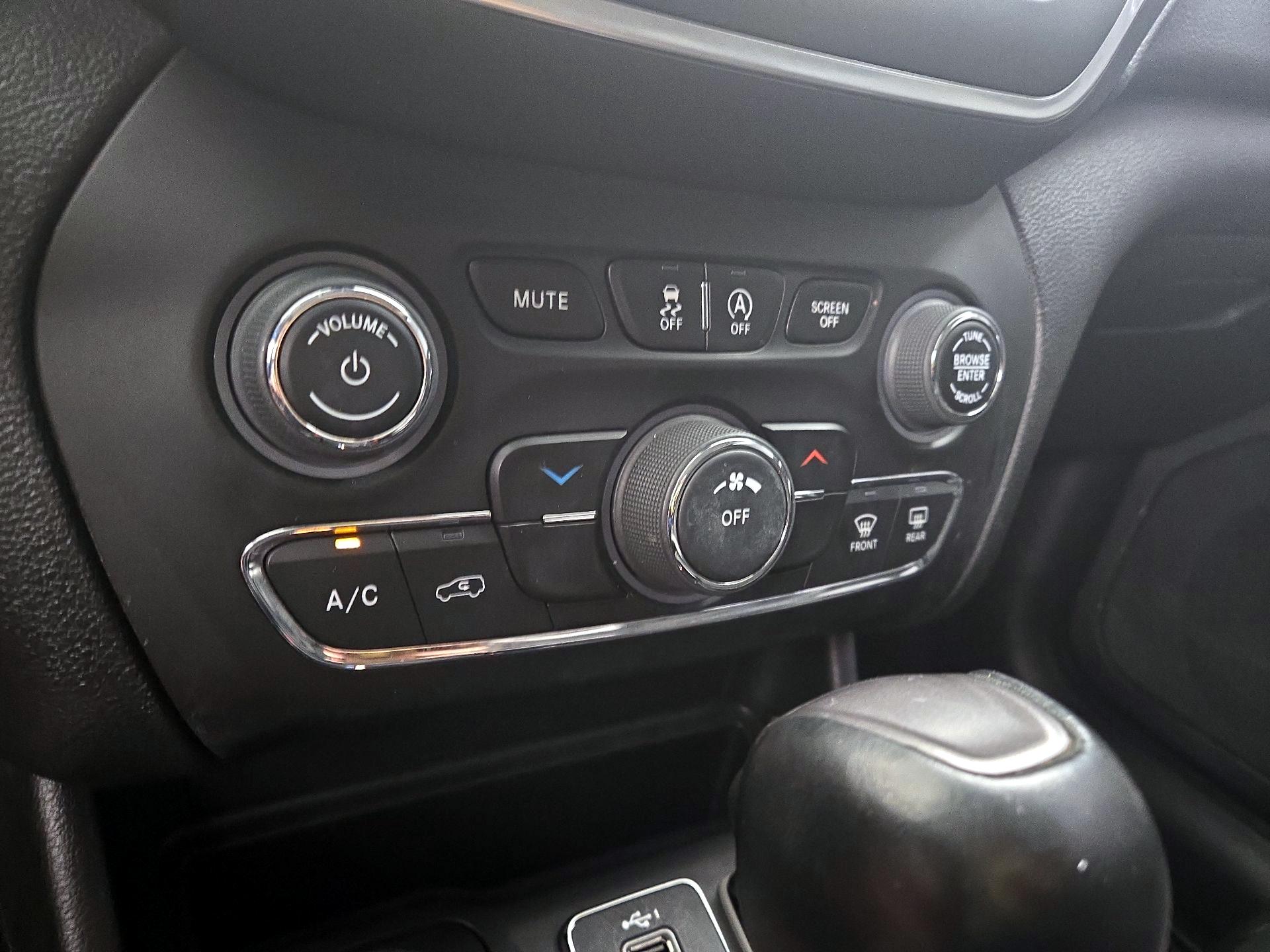Thumbnail: 2022 Jeep Cherokee - 16