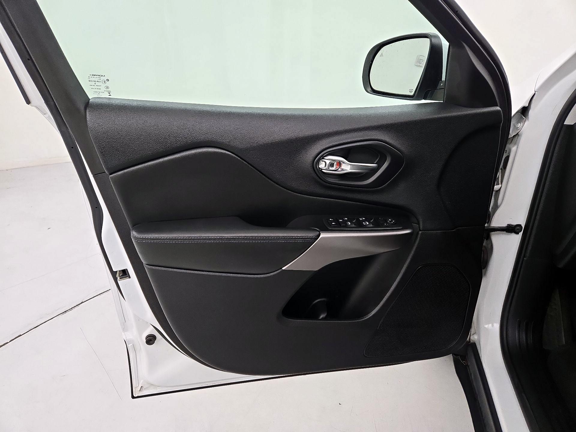 Thumbnail: 2019 Jeep Cherokee - 10