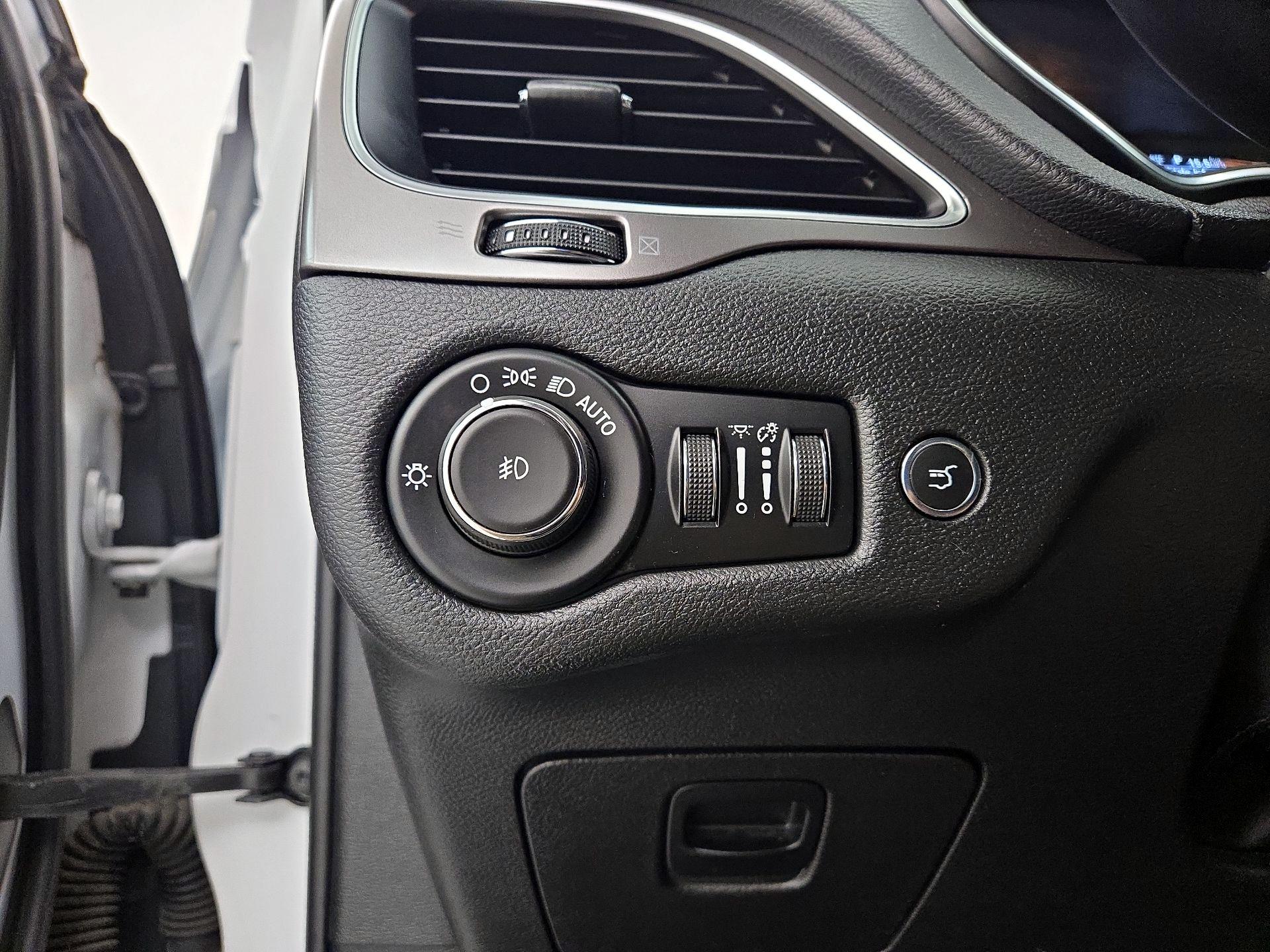 Thumbnail: 2019 Jeep Cherokee - 11