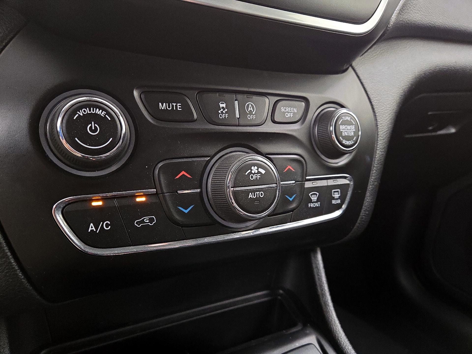 Thumbnail: 2019 Jeep Cherokee - 14