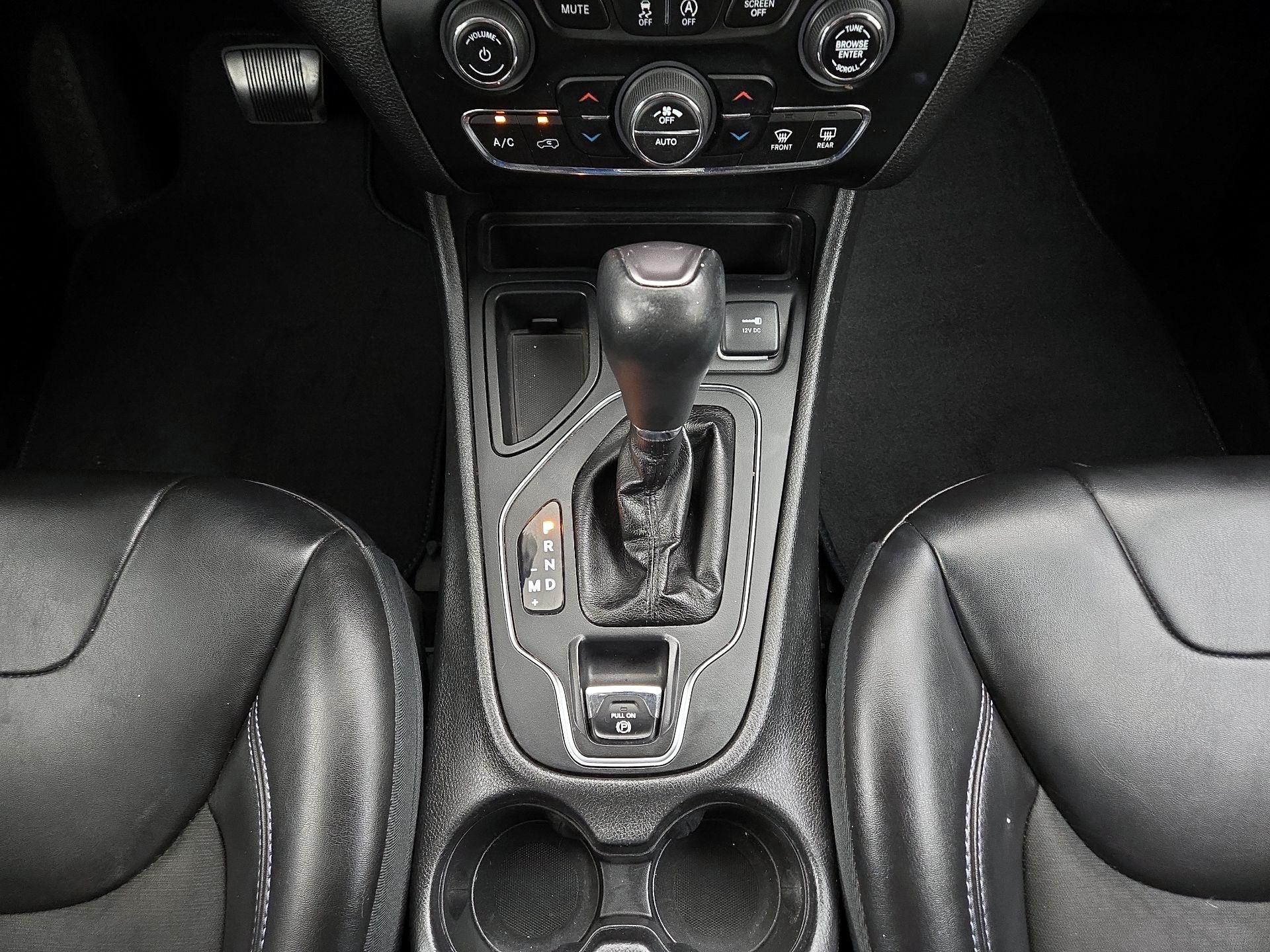 Thumbnail: 2019 Jeep Cherokee - 15