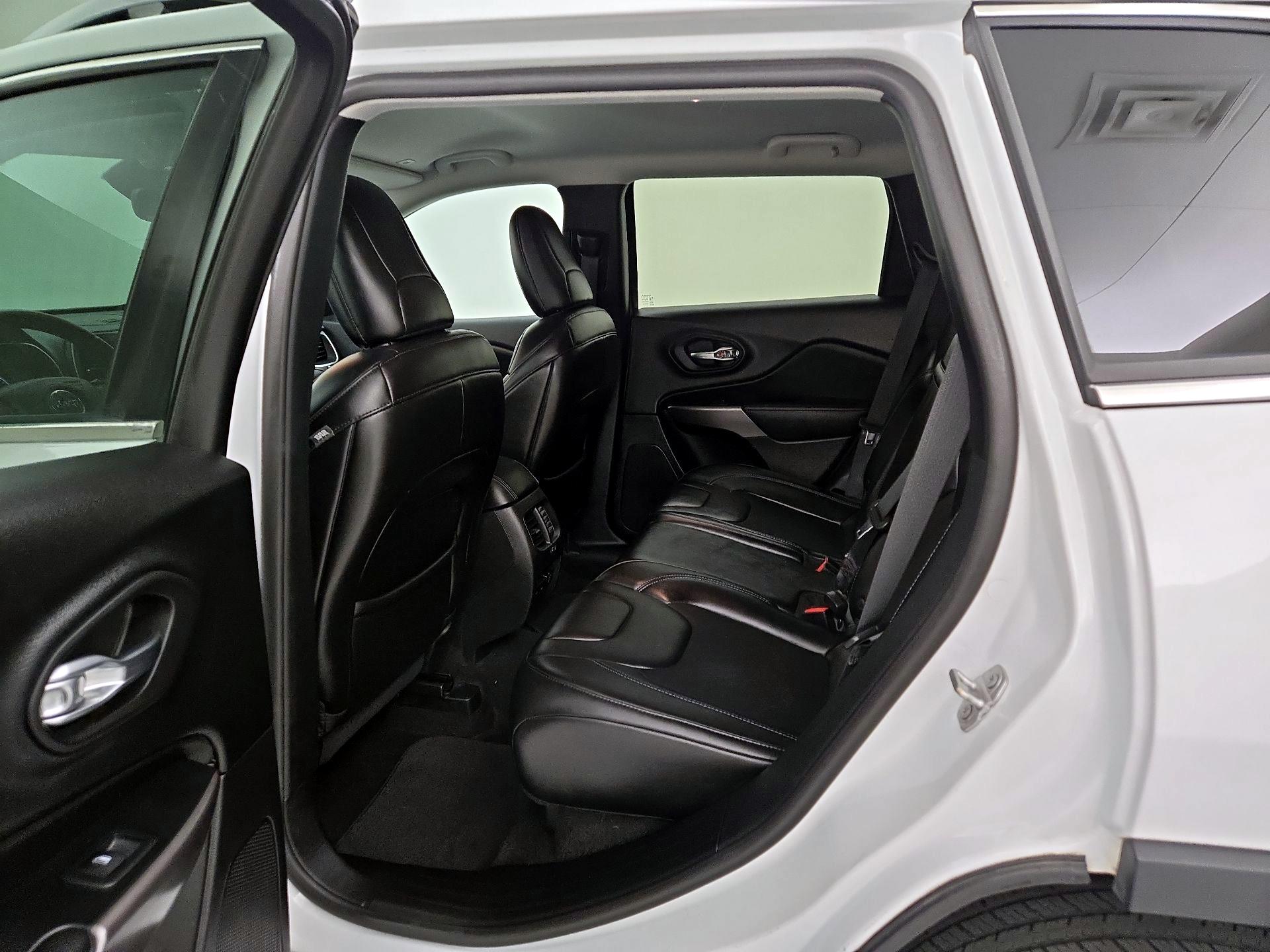 Thumbnail: 2019 Jeep Cherokee - 17