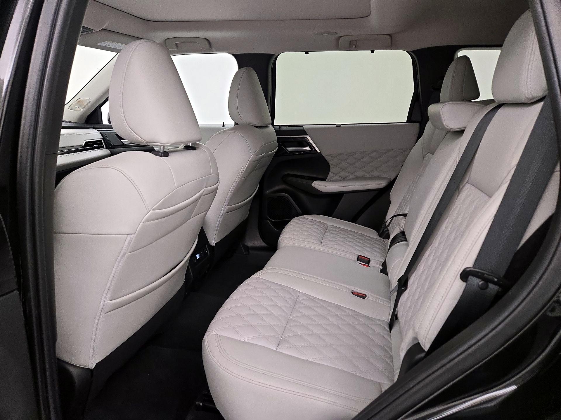Thumbnail: 2024 Mitsubishi Outlander - 19