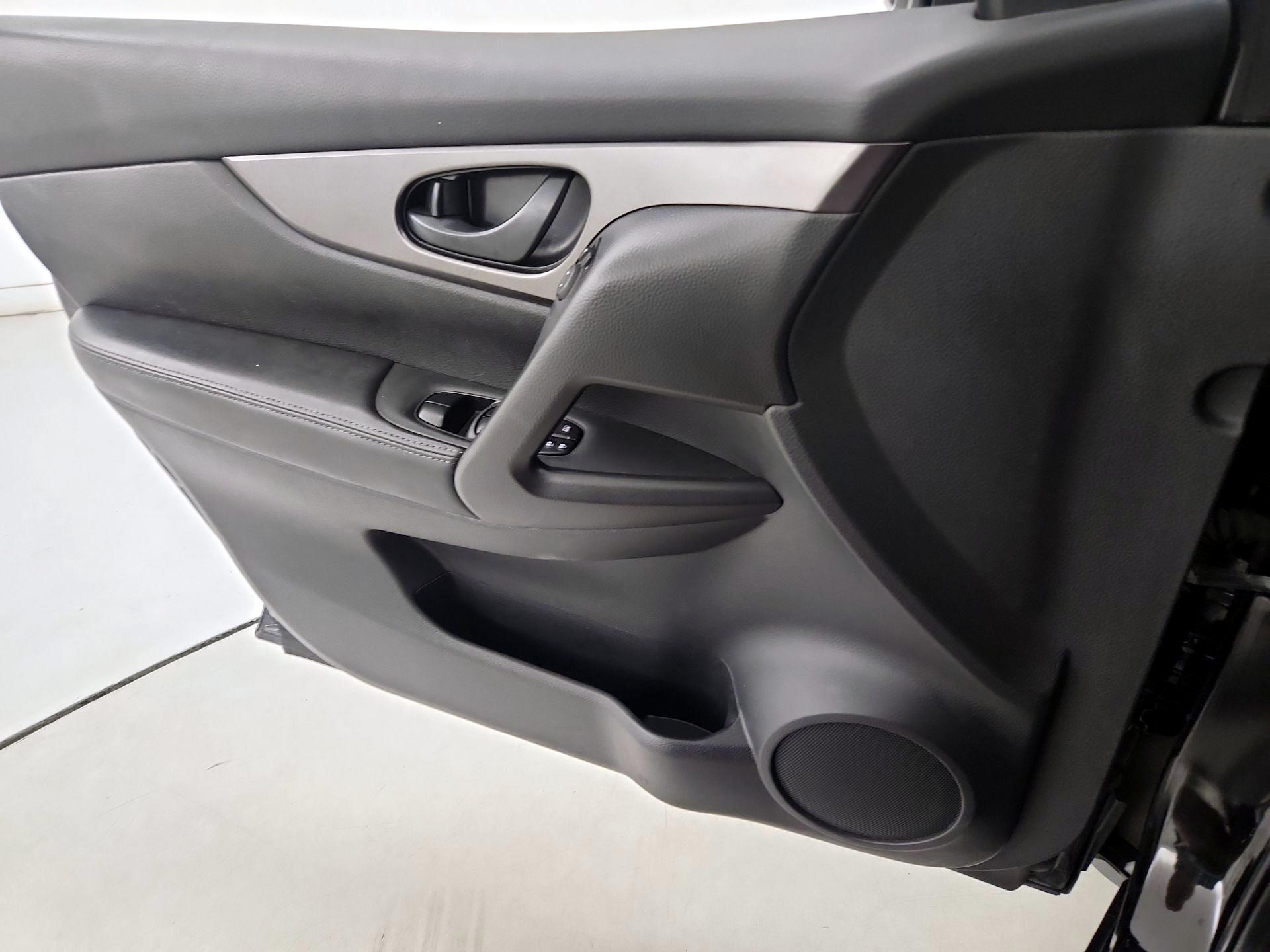 Thumbnail: 2020 Nissan Rogue Sport - 12