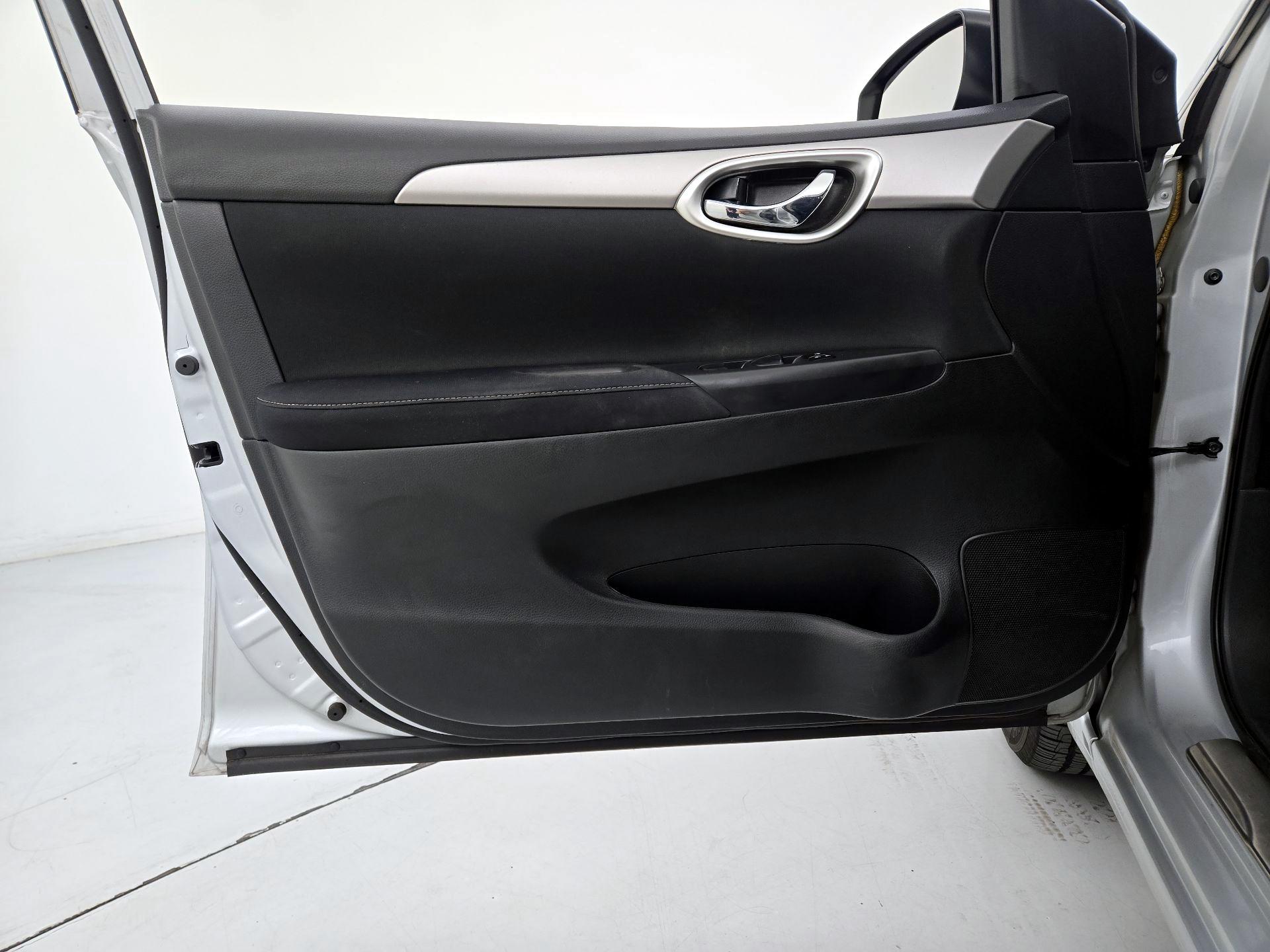 Thumbnail: 2015 Nissan Sentra - 10