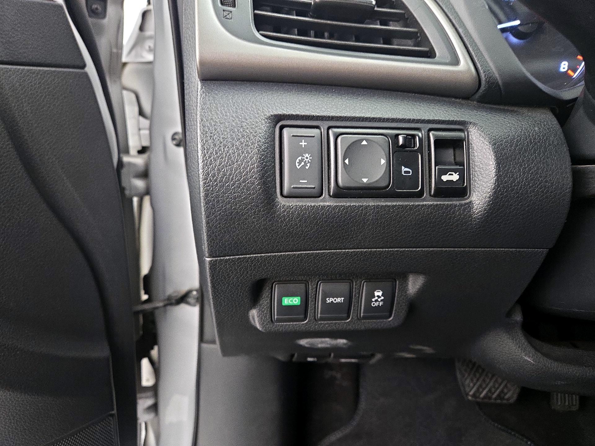 Thumbnail: 2015 Nissan Sentra - 11