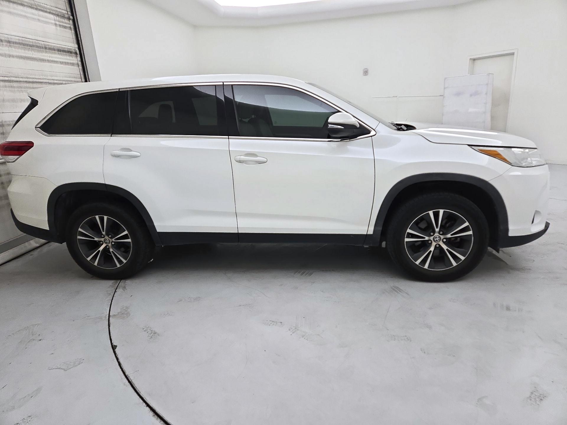 Thumbnail: 2019 Toyota Highlander - 4