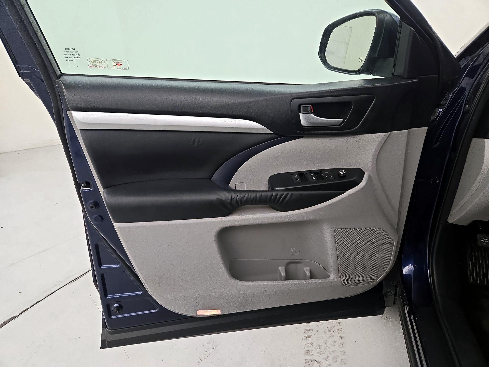 Thumbnail: 2015 Toyota Highlander - 10