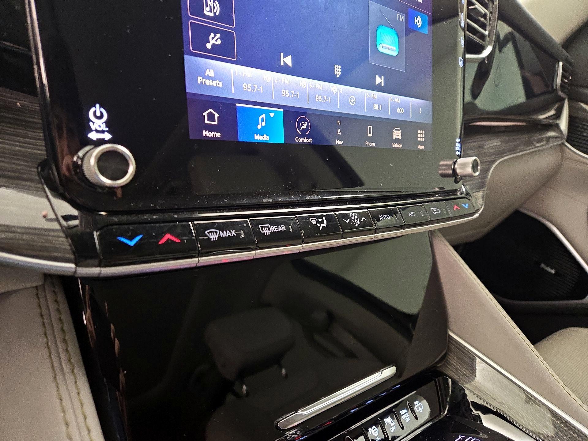 Thumbnail: 2022 Jeep Wagoneer - 17