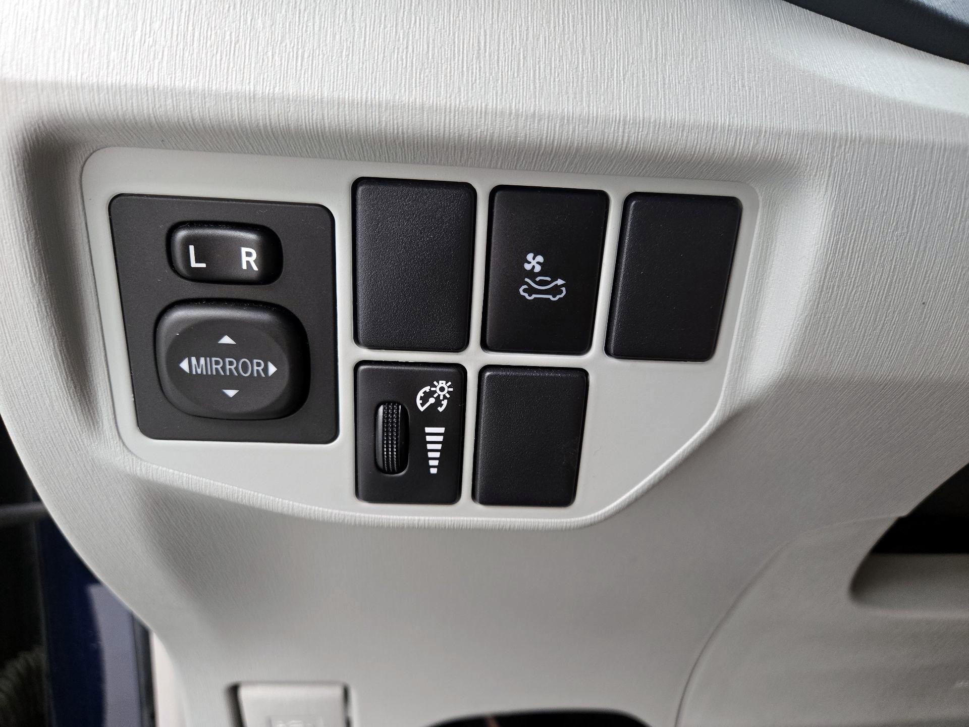 Thumbnail: 2014 Toyota Prius - 11