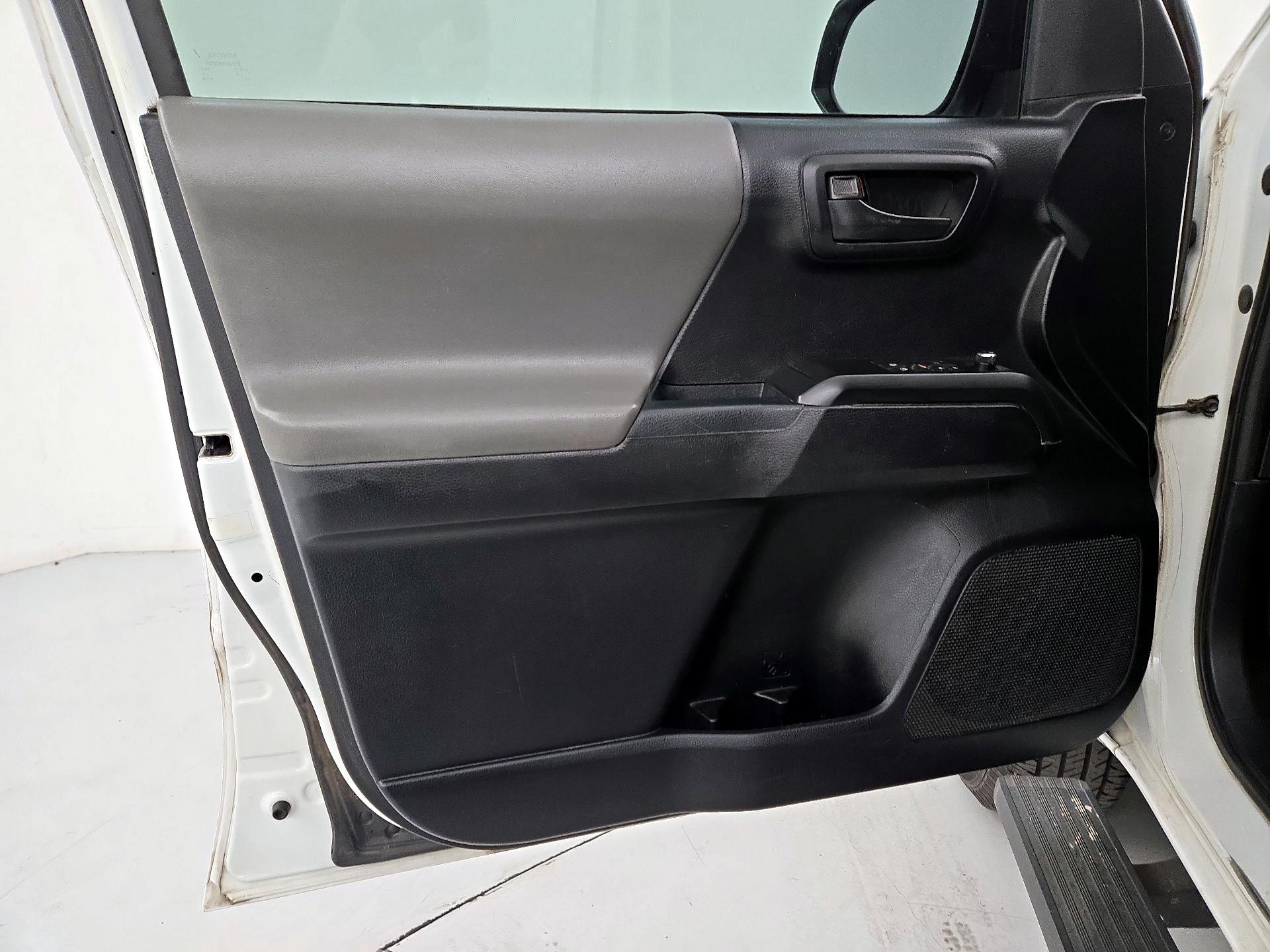 Thumbnail: 2016 Toyota Tacoma - 10