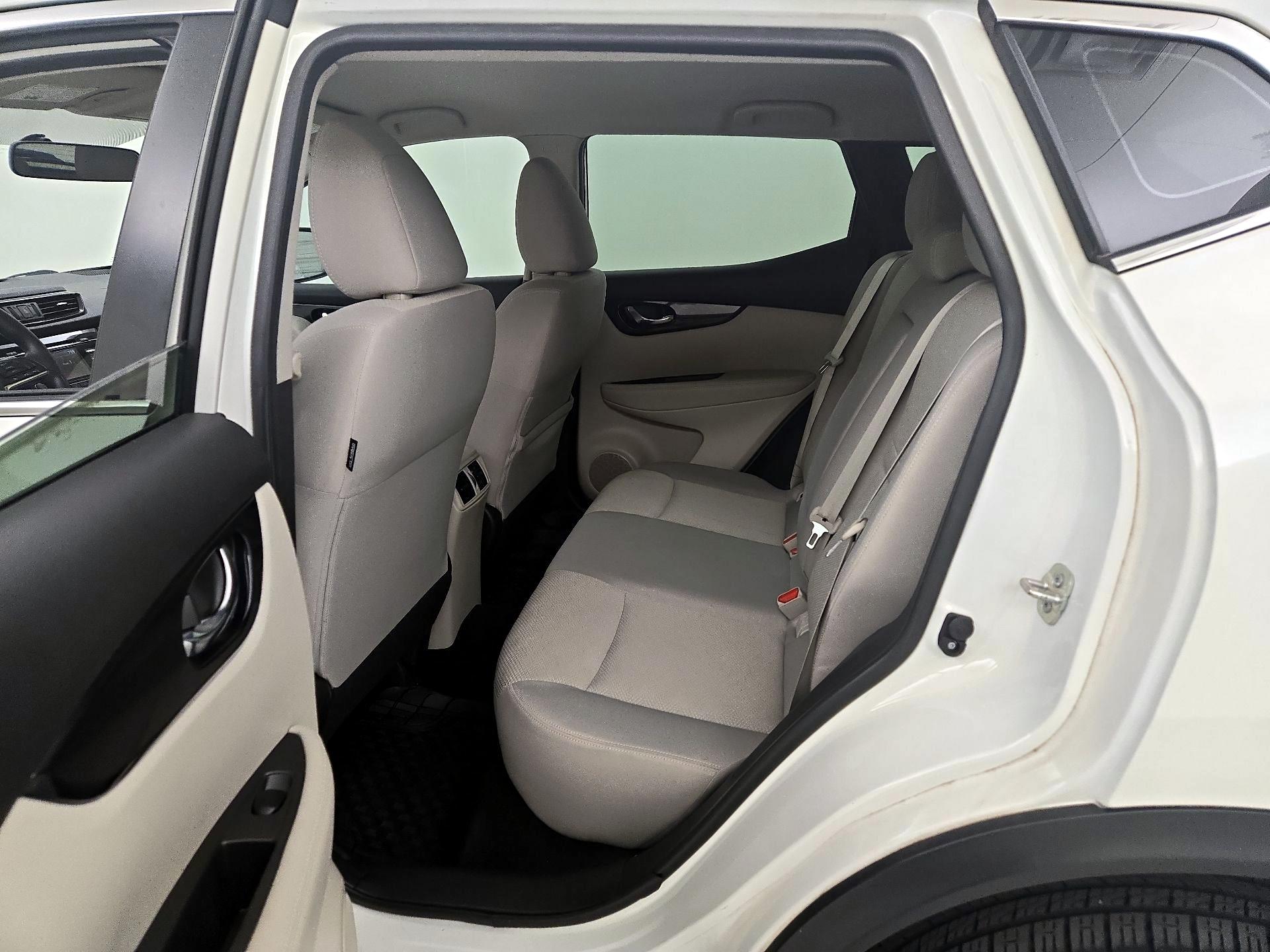 Thumbnail: 2018 Nissan Rogue Sport - 17