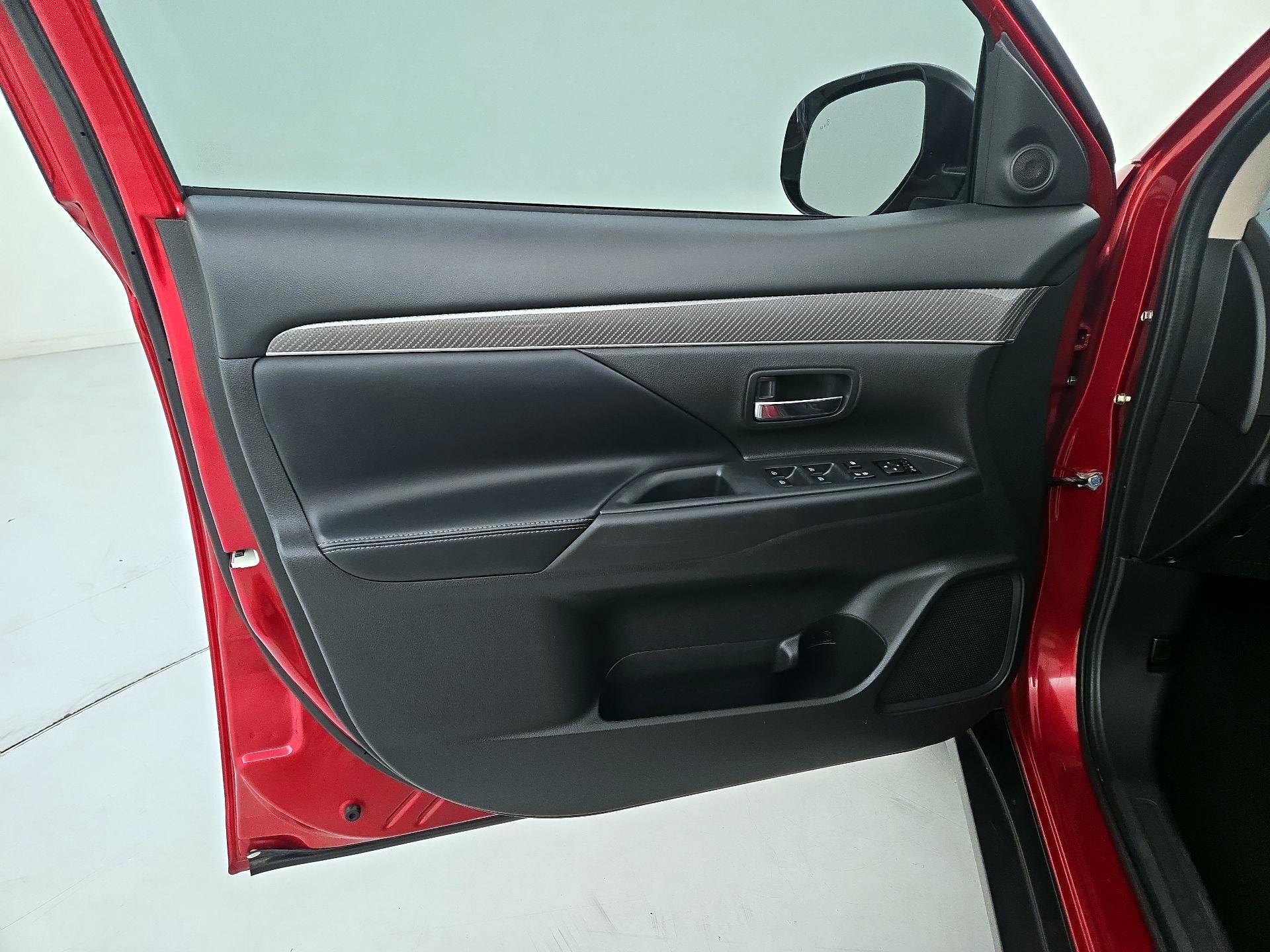 Thumbnail: 2020 Mitsubishi Outlander - 10