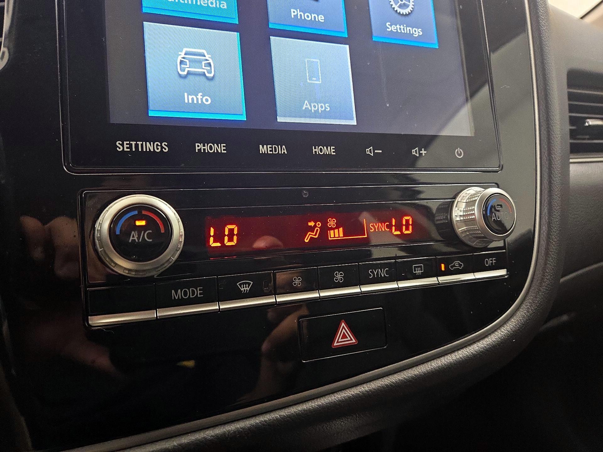 Thumbnail: 2020 Mitsubishi Outlander - 14