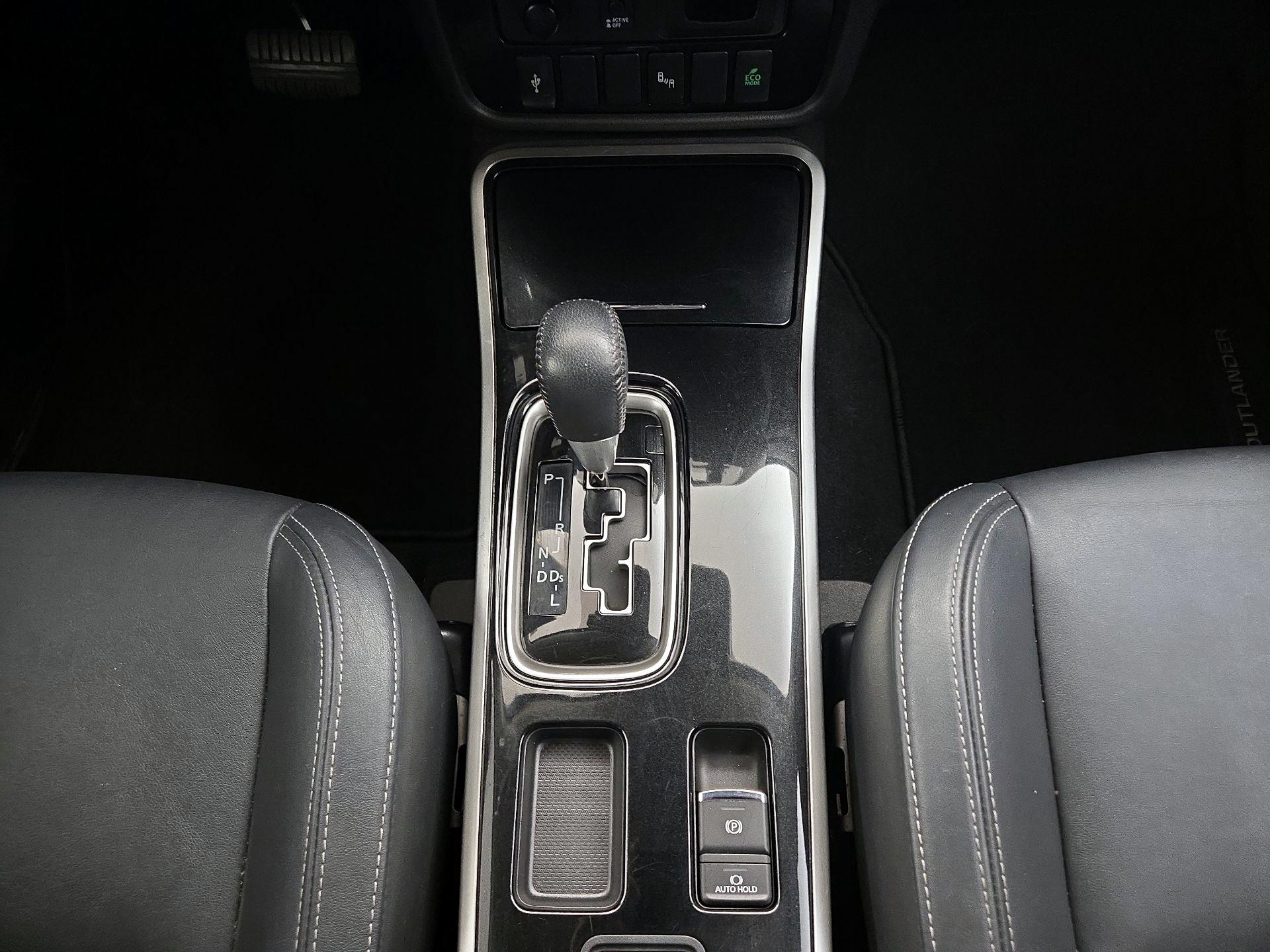 Thumbnail: 2020 Mitsubishi Outlander - 15