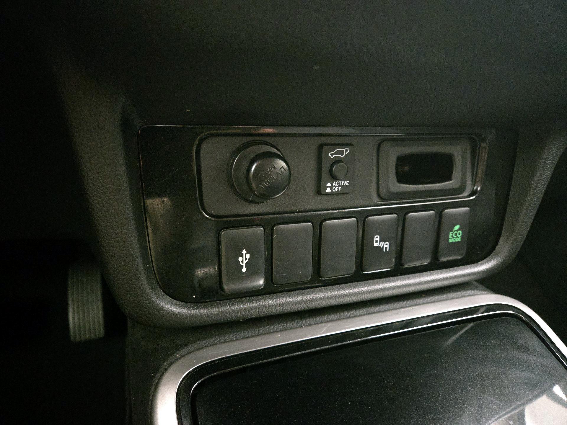 Thumbnail: 2020 Mitsubishi Outlander - 16