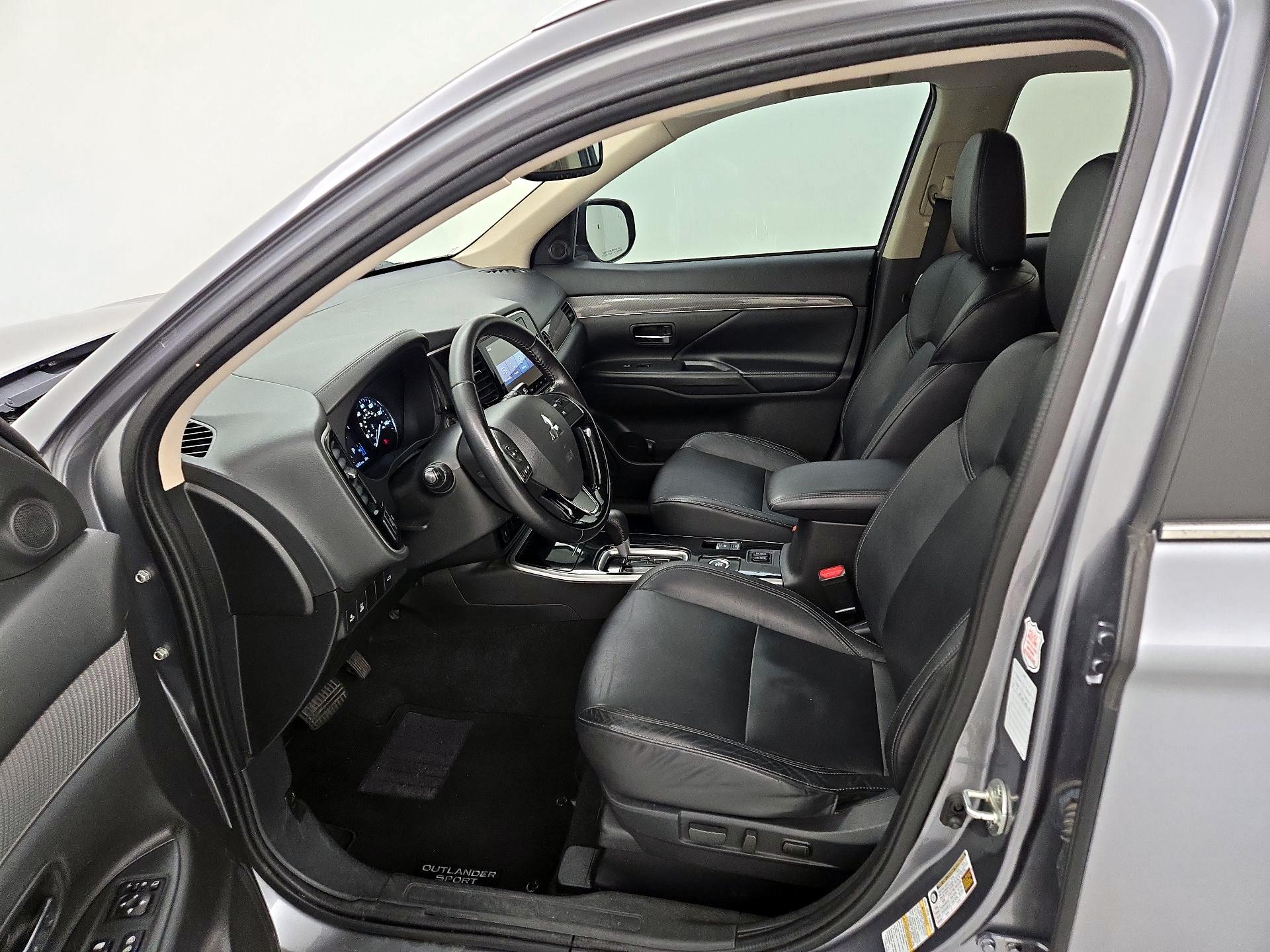 Thumbnail: 2020 Mitsubishi Outlander - 9