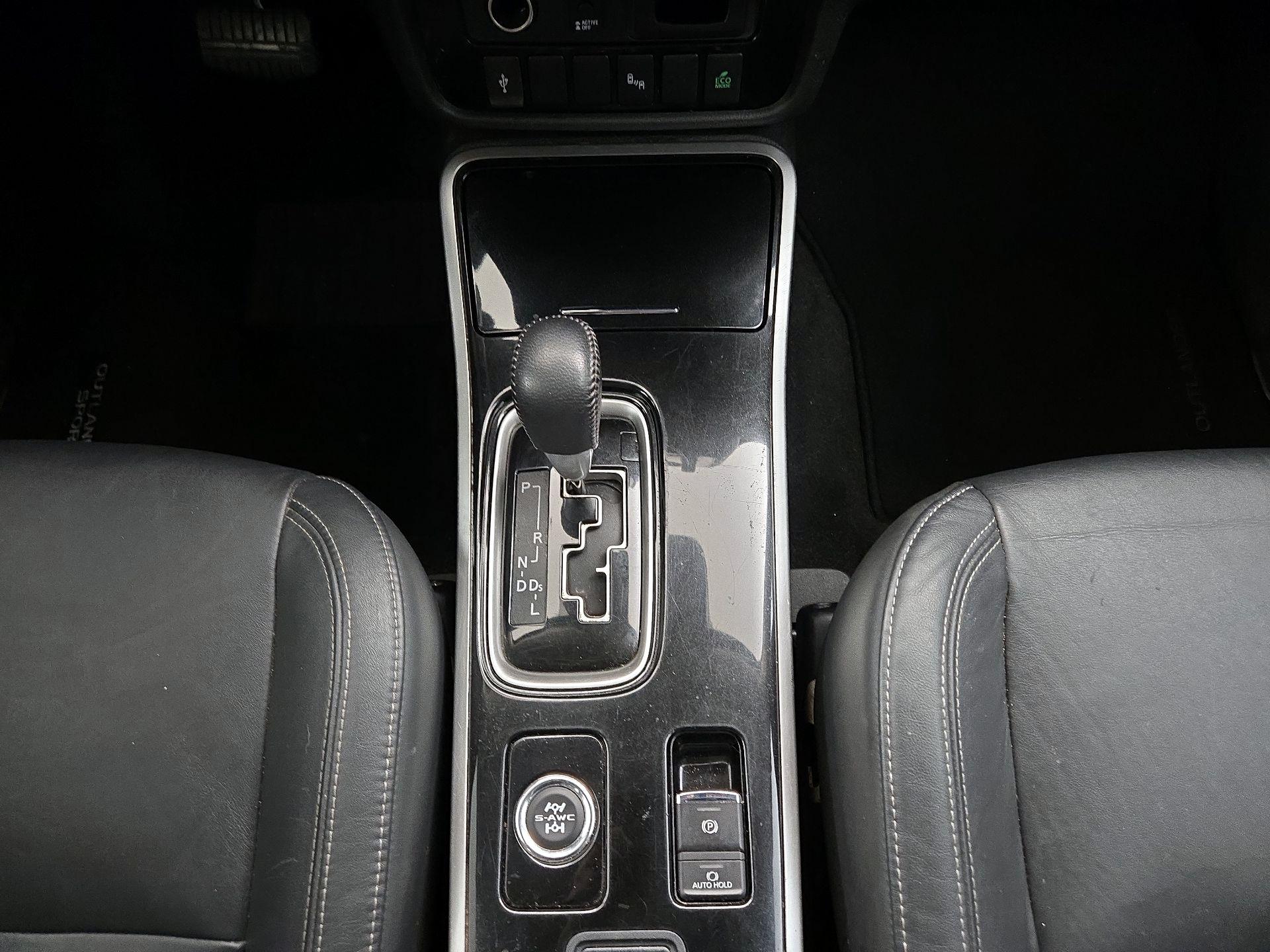 Thumbnail: 2020 Mitsubishi Outlander - 15