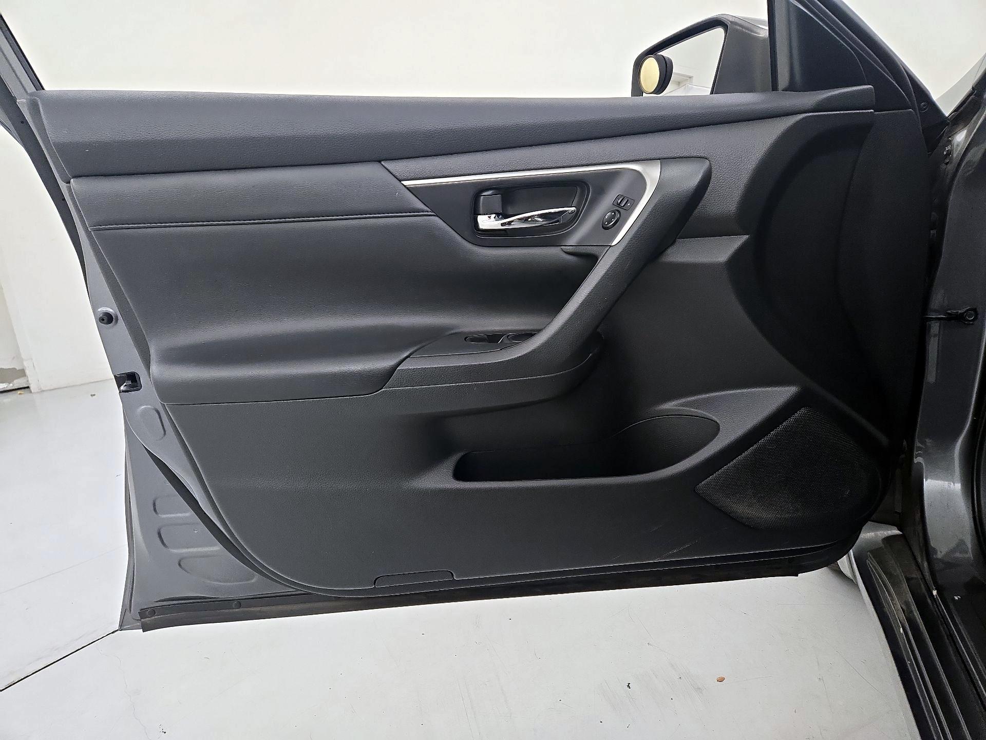 Thumbnail: 2015 Nissan Altima - 12