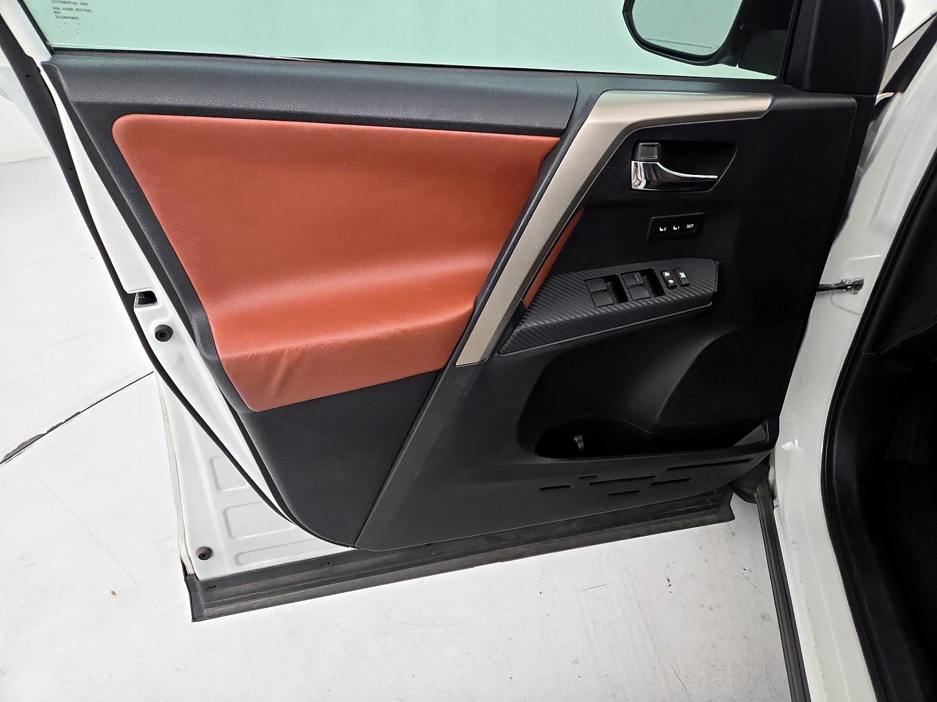 Thumbnail: 2015 Toyota RAV4 - 10