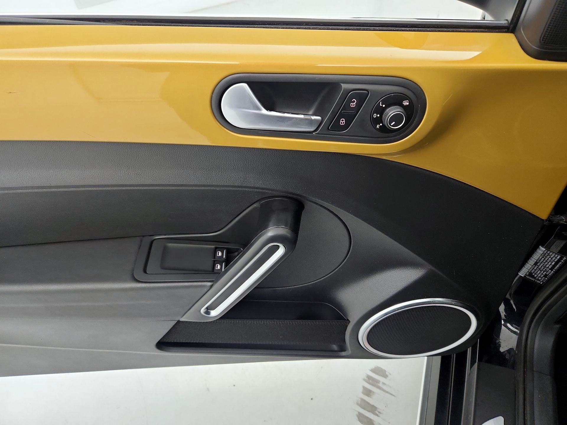 Thumbnail: 2016 Volkswagen Beetle - 12