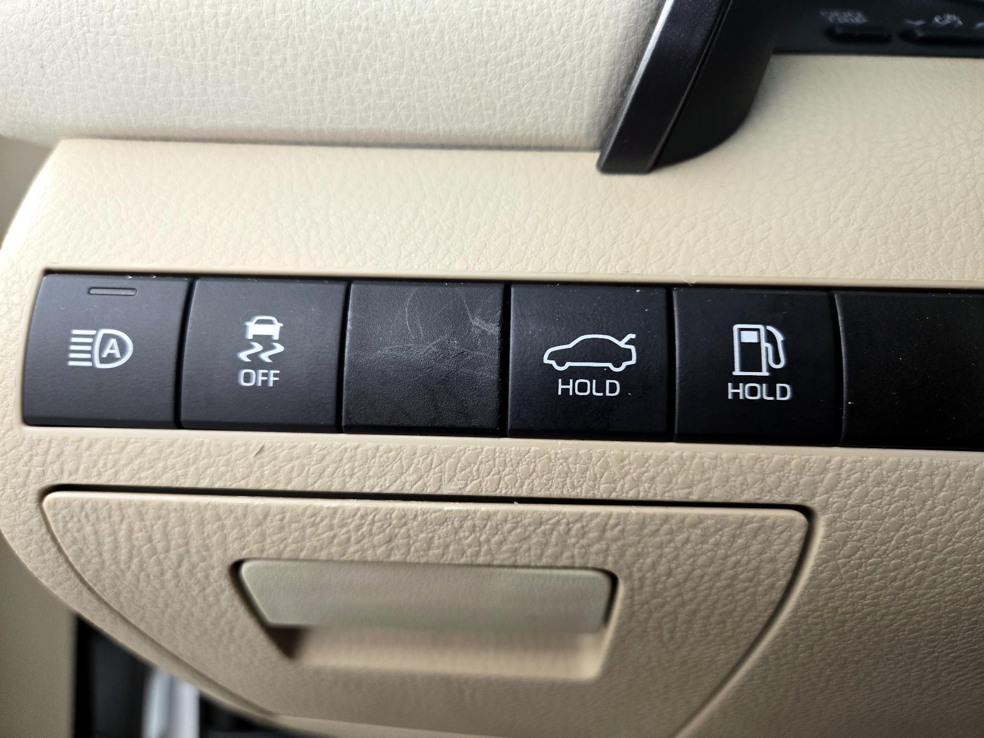 Thumbnail: 2019 Toyota Camry - 11