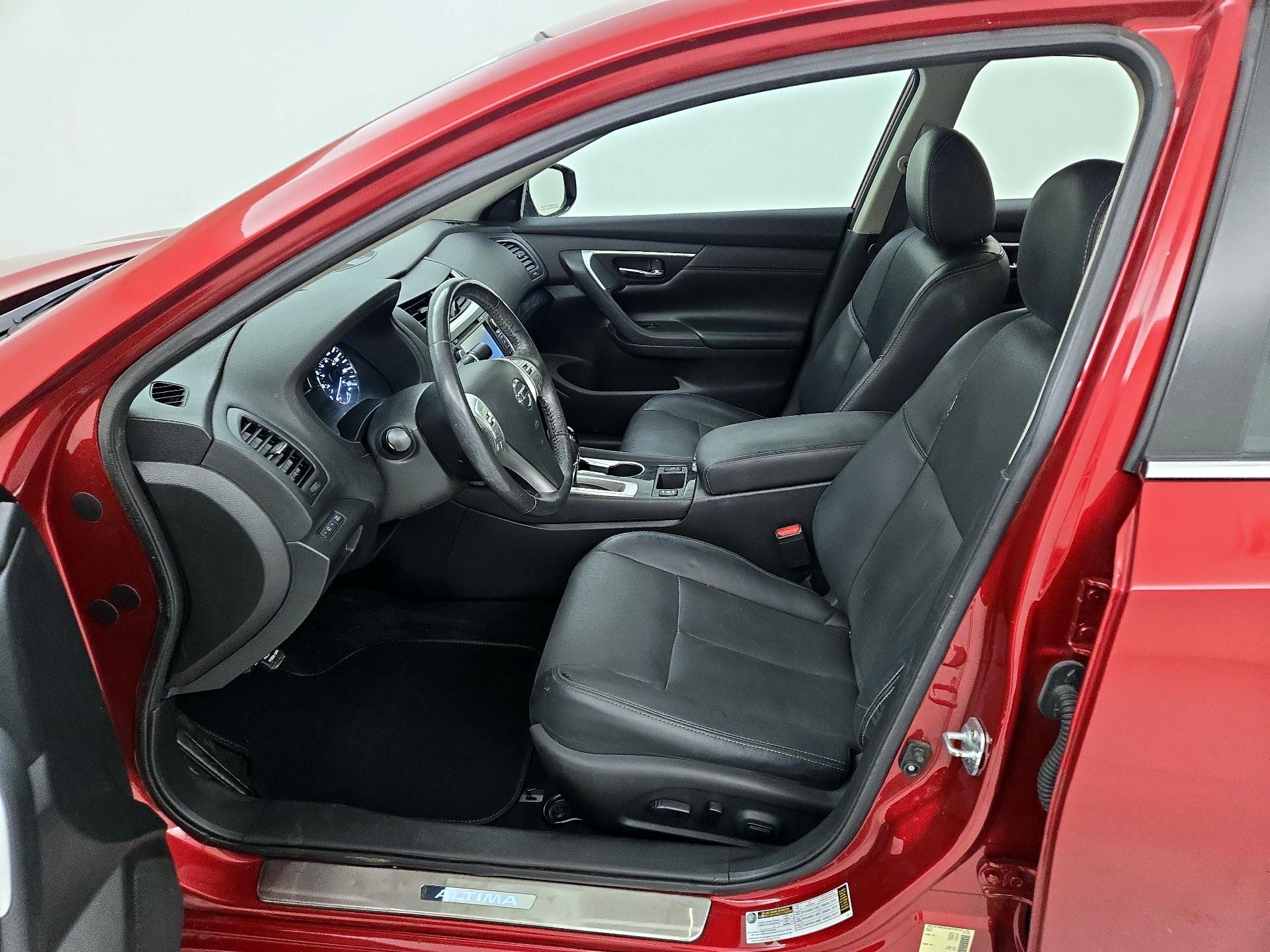 Thumbnail: 2017 Nissan Altima - 11