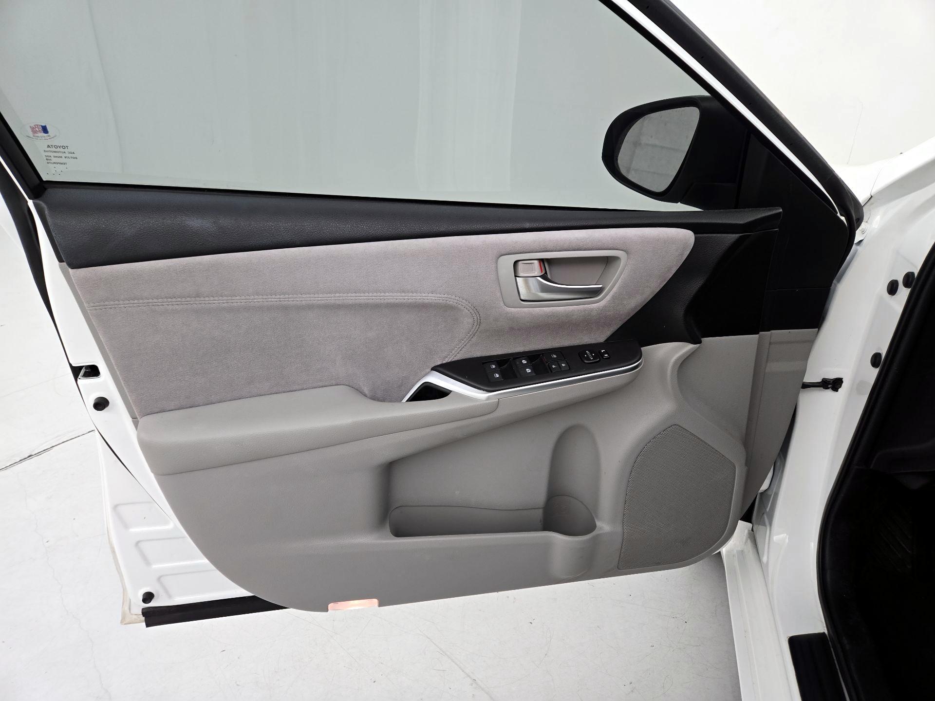 Thumbnail: 2015 Toyota Camry - 10