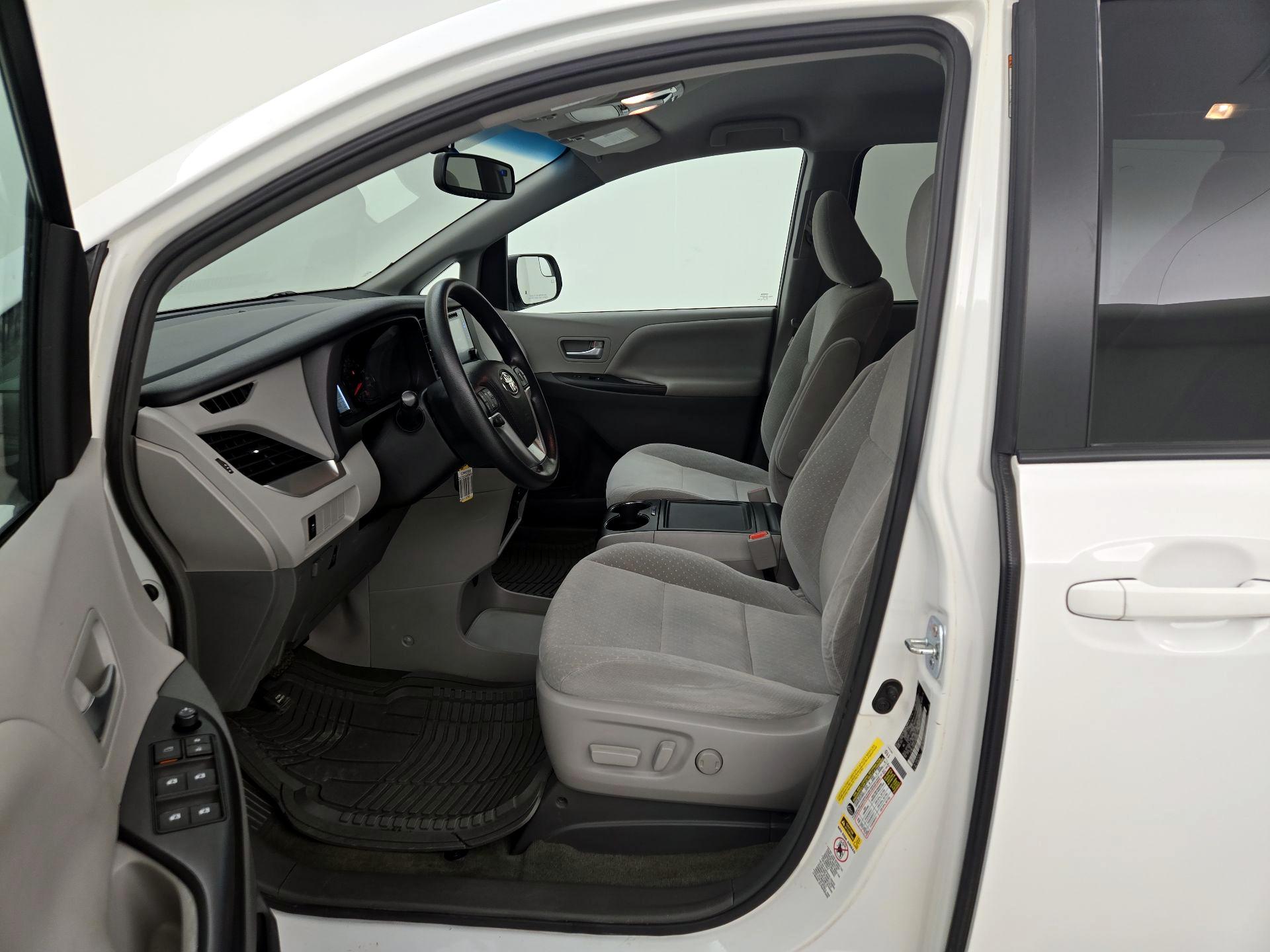Thumbnail: 2017 Toyota Sienna - 9