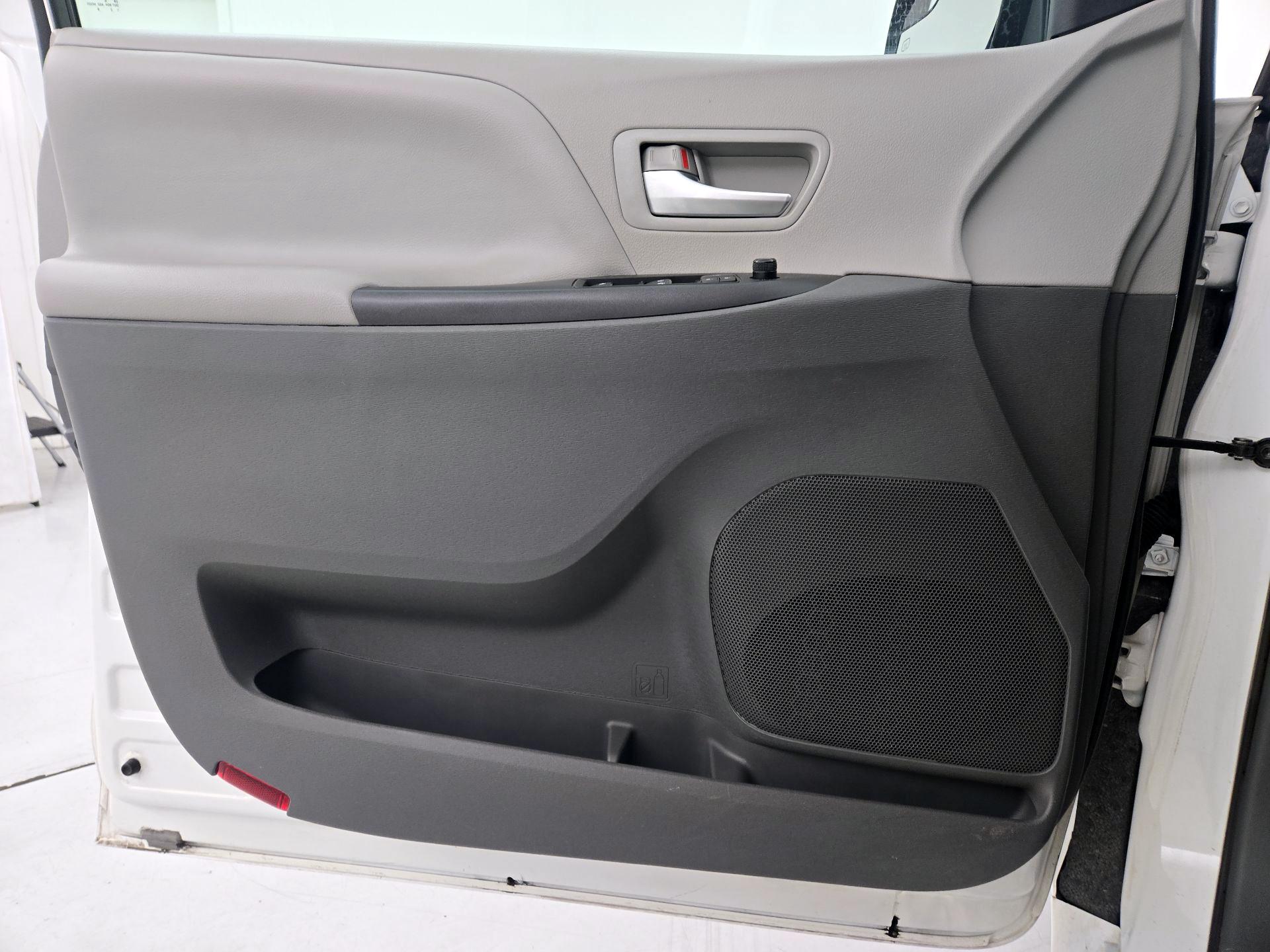 Thumbnail: 2017 Toyota Sienna - 10