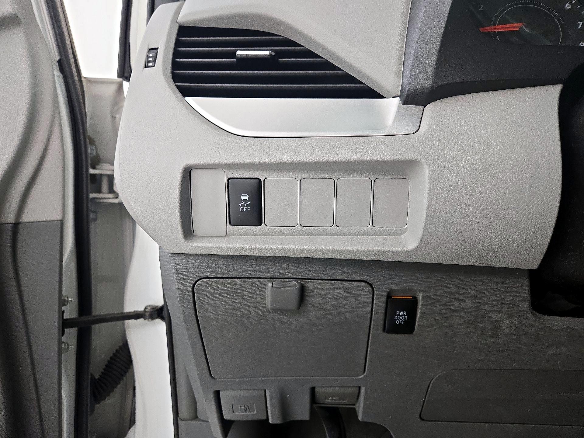 Thumbnail: 2017 Toyota Sienna - 11