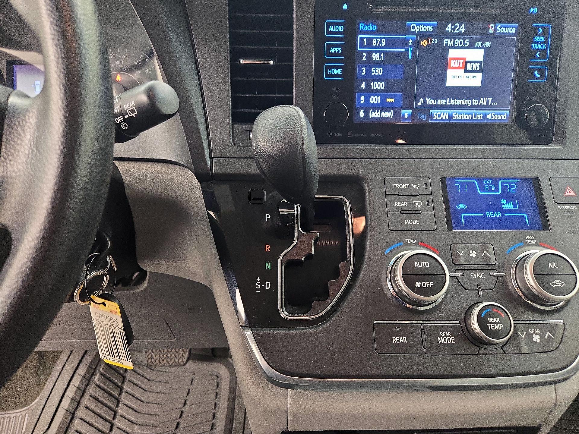 Thumbnail: 2017 Toyota Sienna - 16