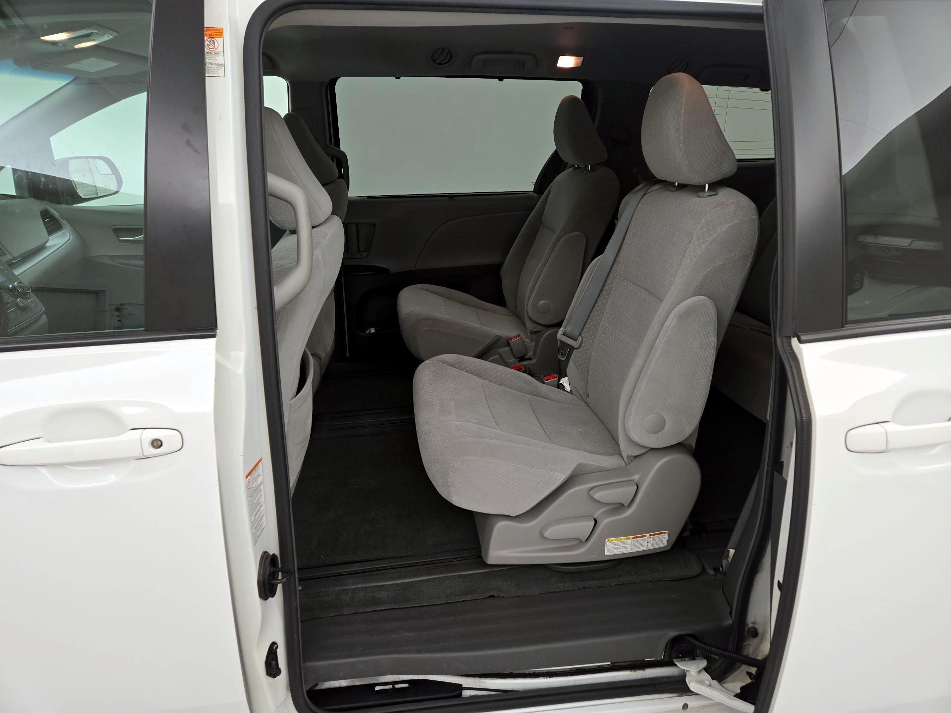Thumbnail: 2017 Toyota Sienna - 18