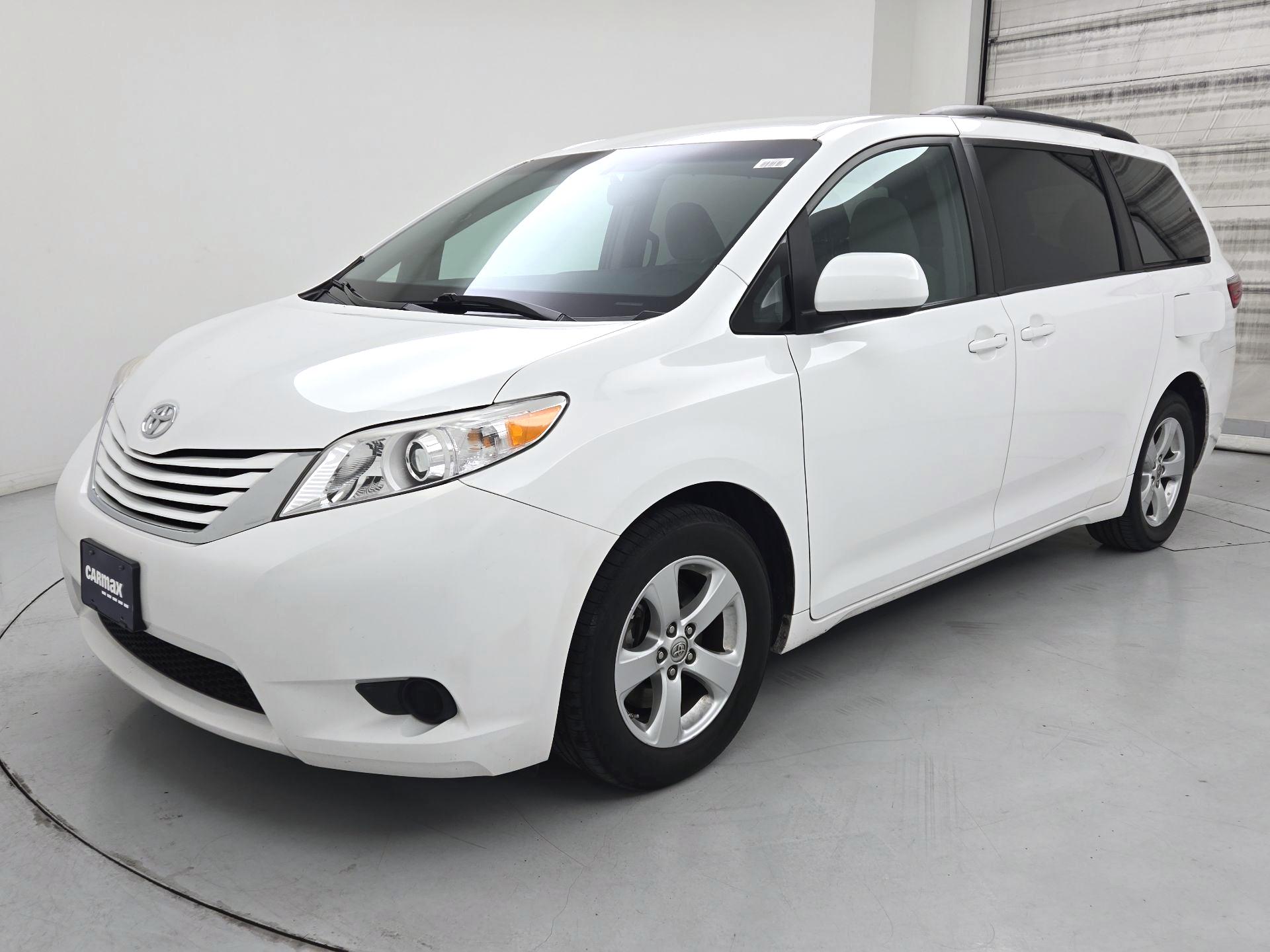Thumbnail: 2017 Toyota Sienna - 3