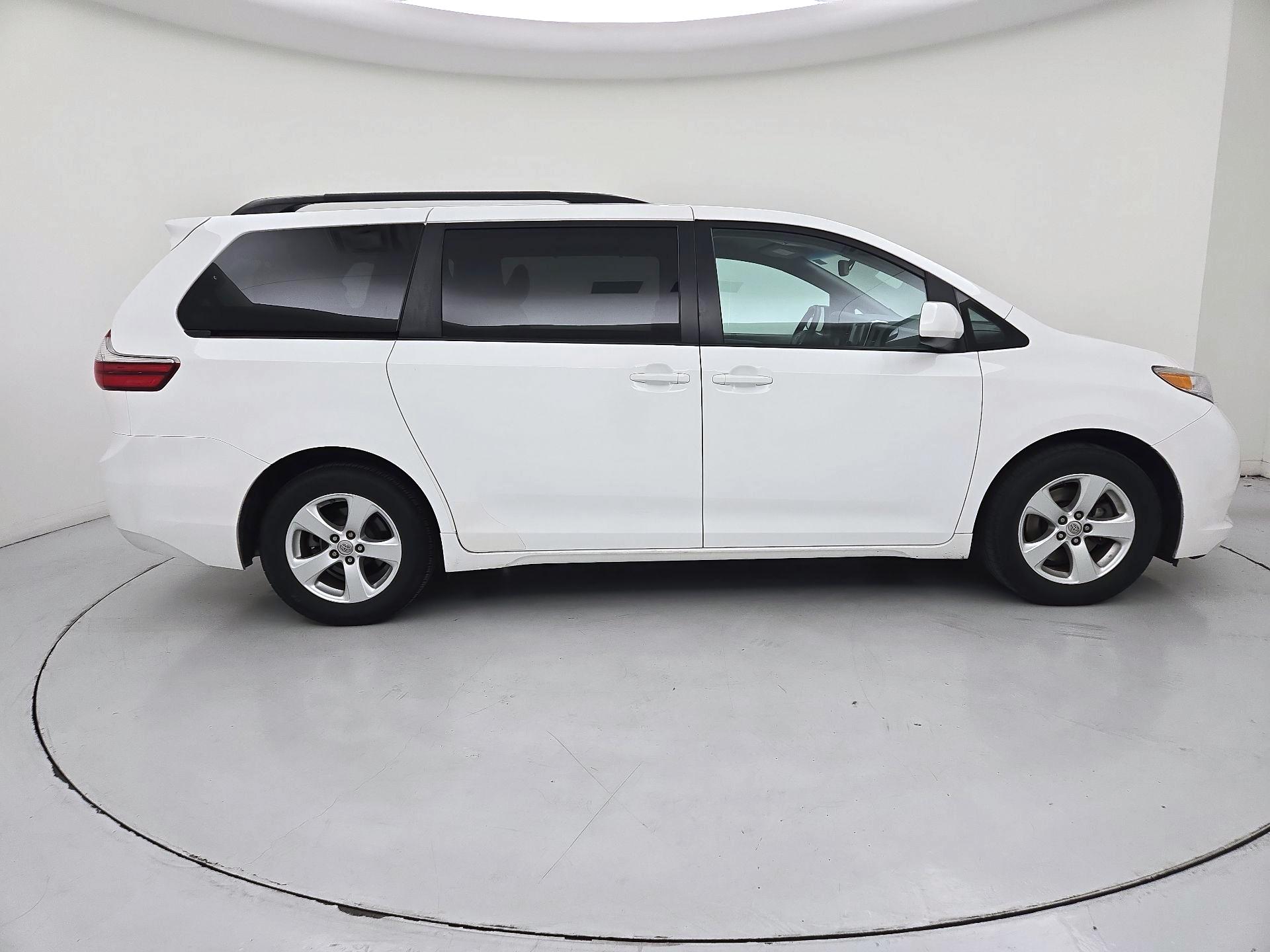 Thumbnail: 2017 Toyota Sienna - 4