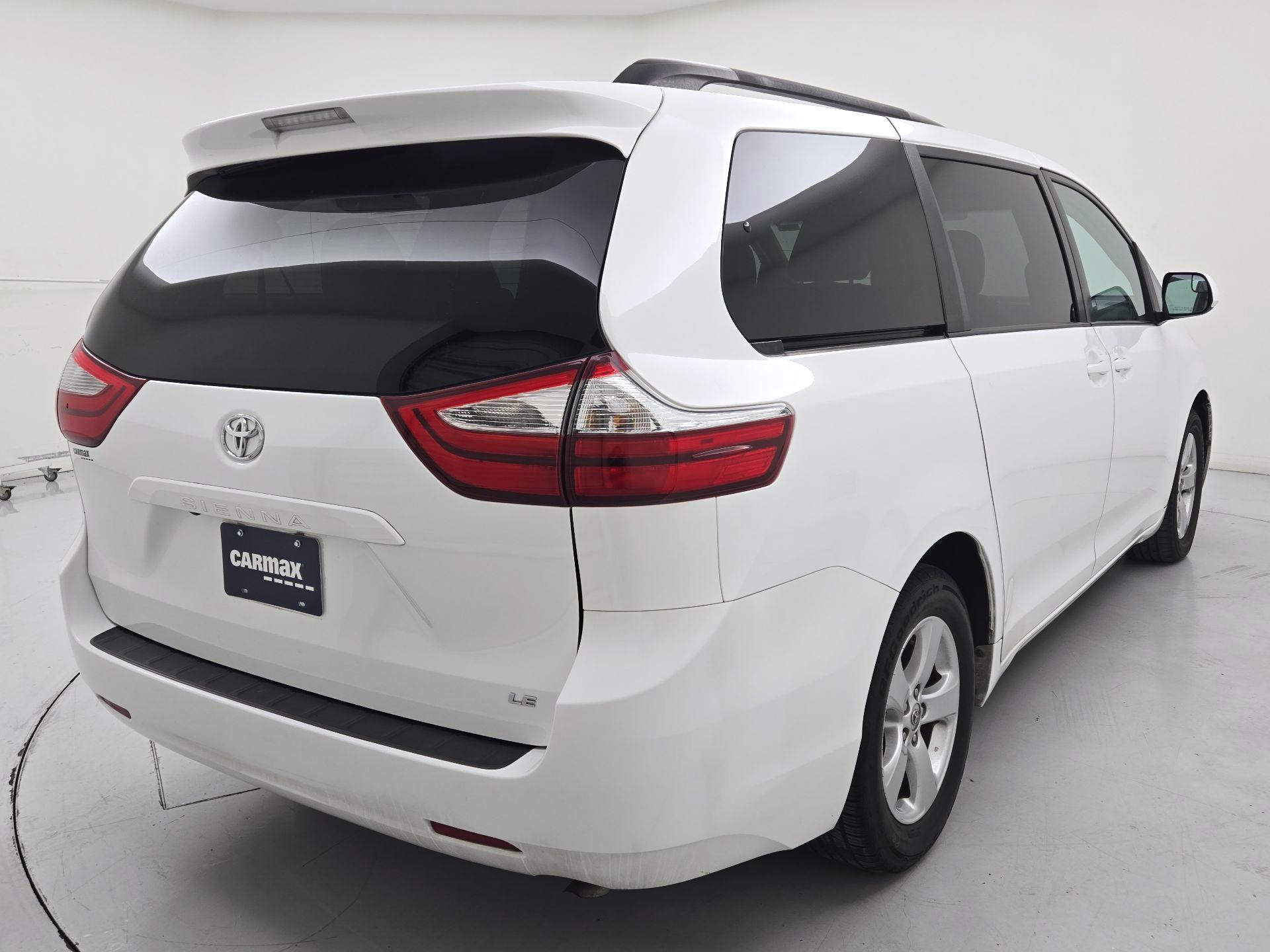 Thumbnail: 2017 Toyota Sienna - 5