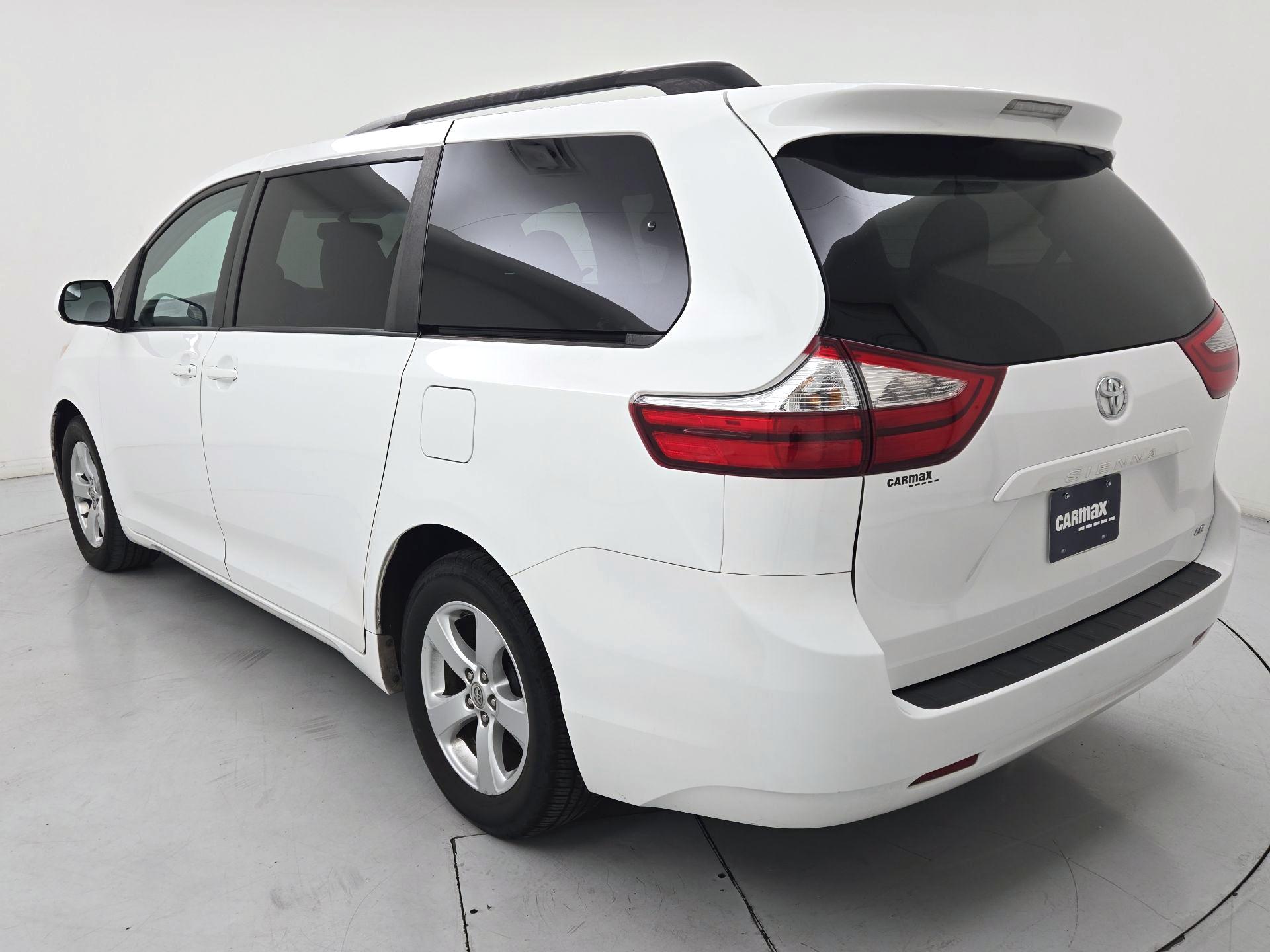 Thumbnail: 2017 Toyota Sienna - 7