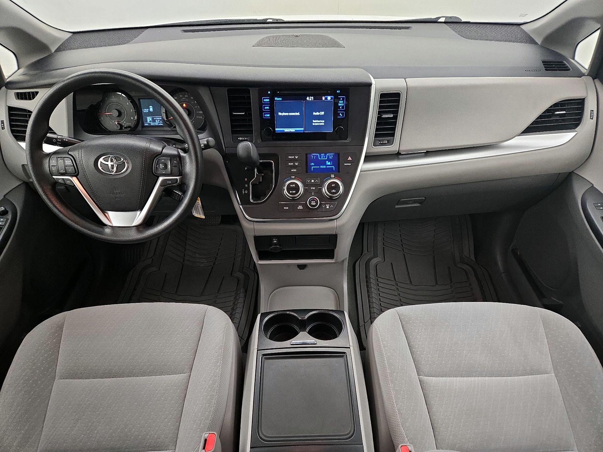 Thumbnail: 2017 Toyota Sienna - 8