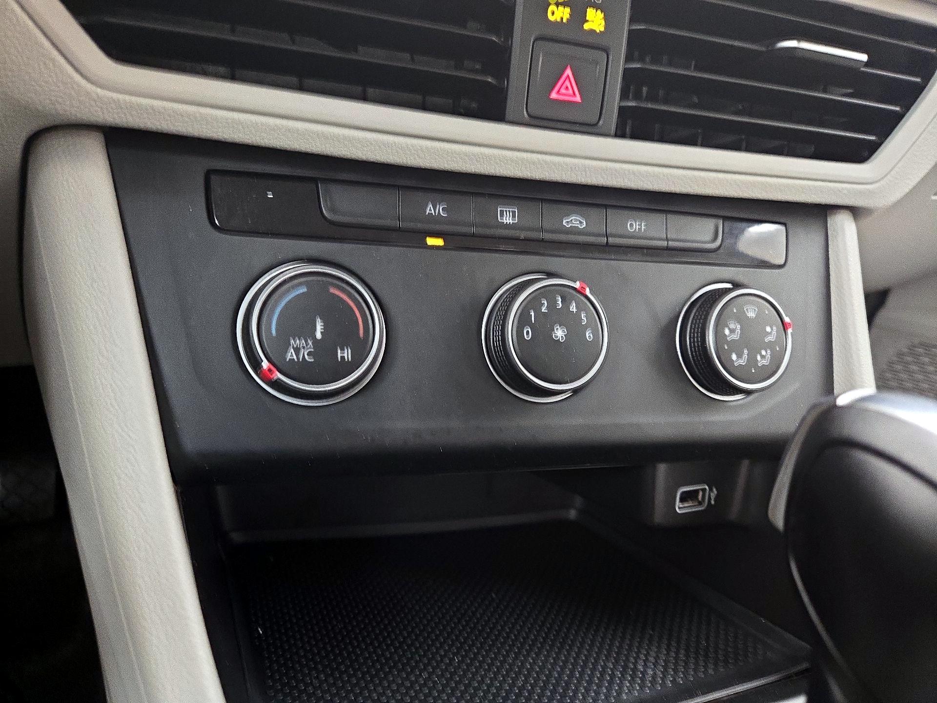 Thumbnail: 2019 Volkswagen Jetta - 16