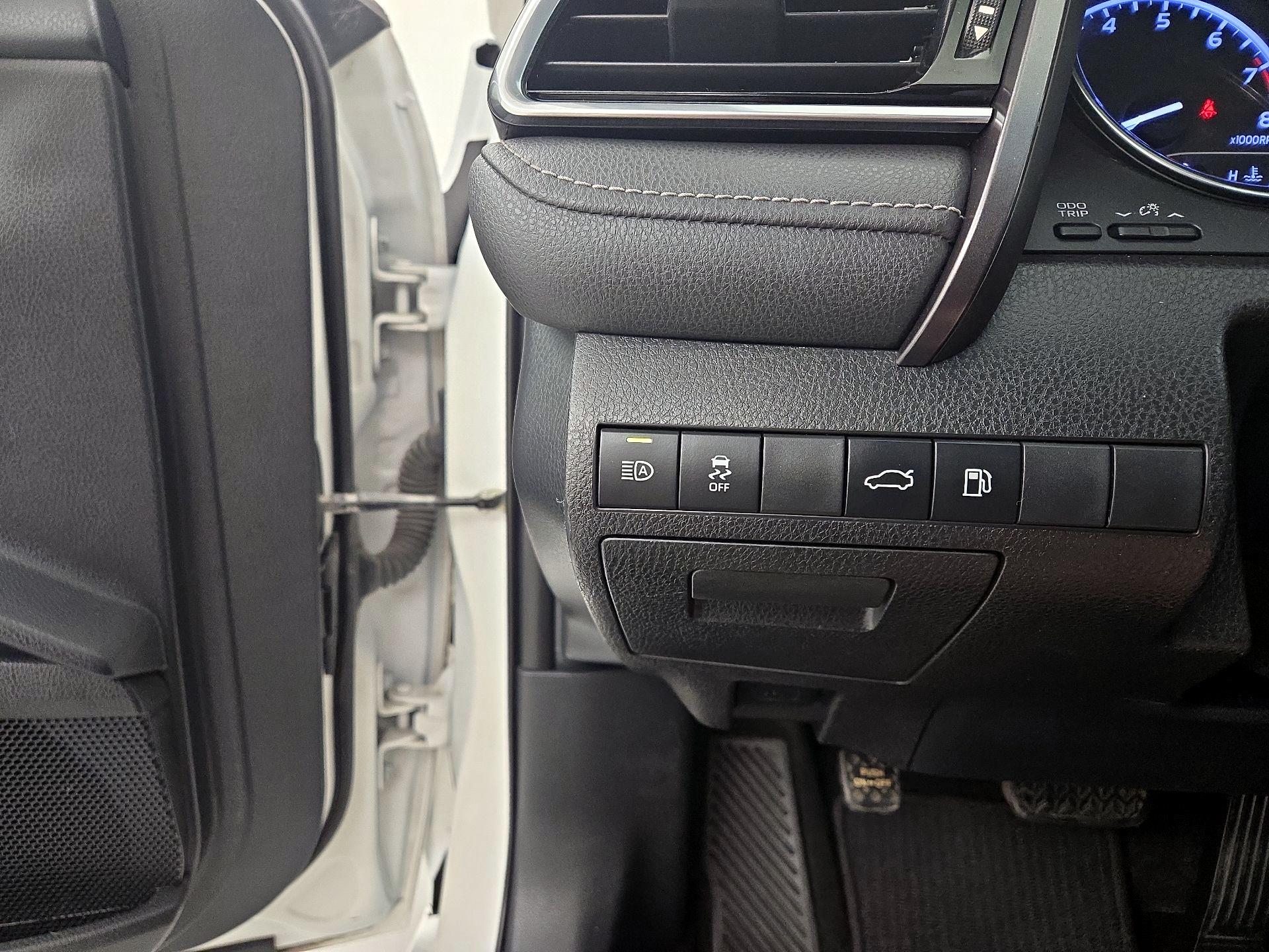 Thumbnail: 2018 Toyota Camry - 13