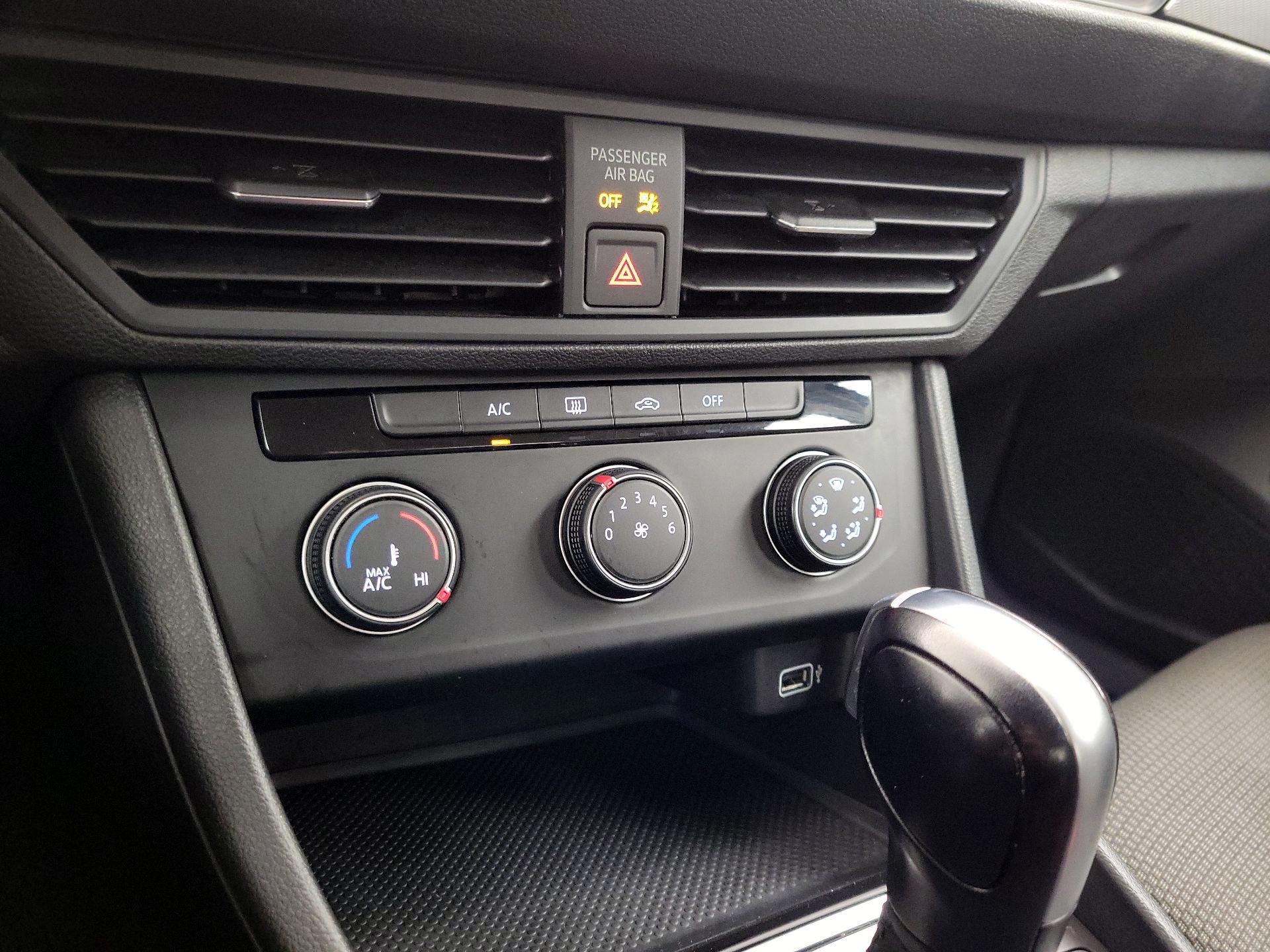 Thumbnail: 2019 Volkswagen Jetta - 16