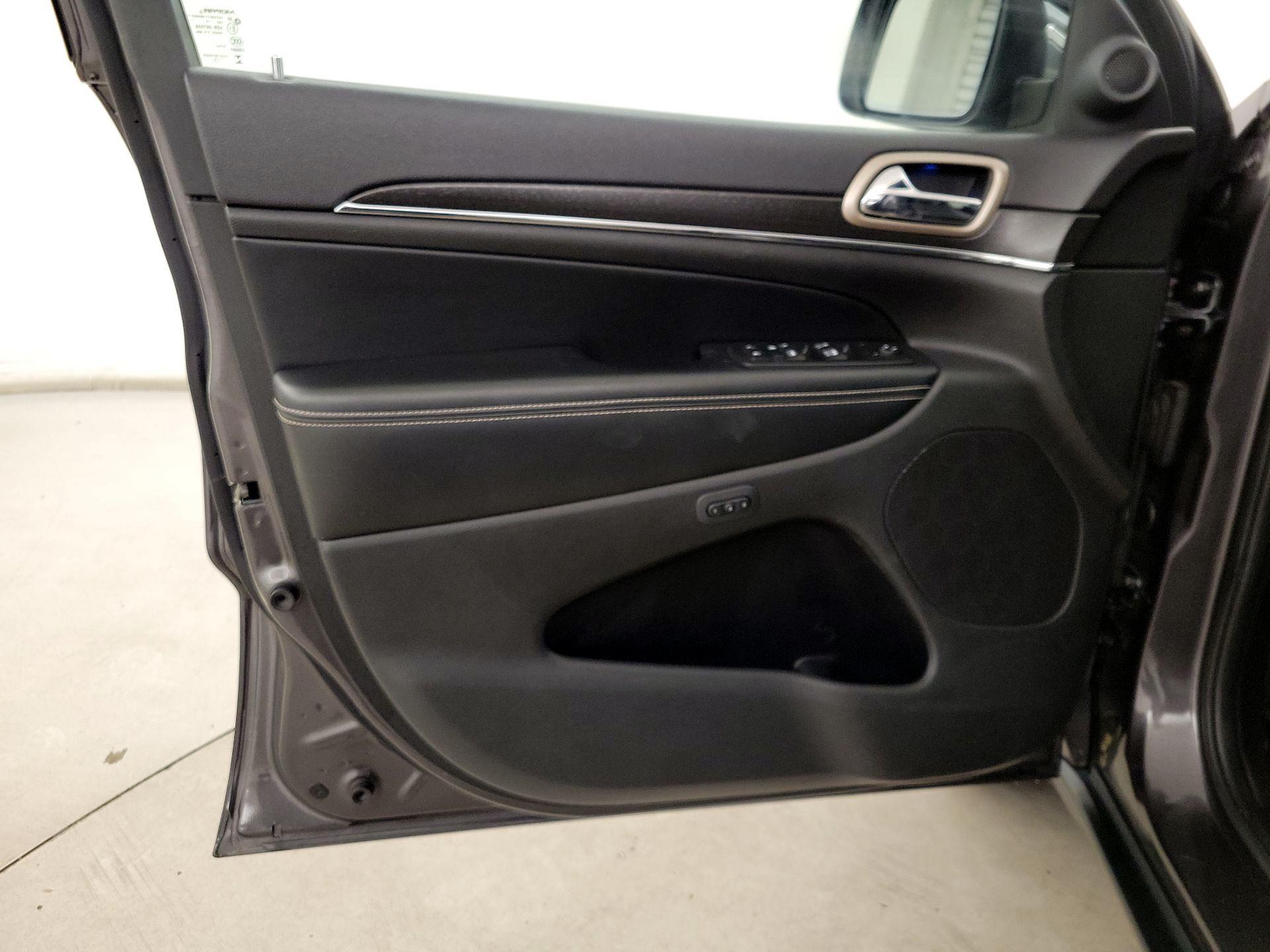 Thumbnail: 2015 Jeep Grand Cherokee - 12