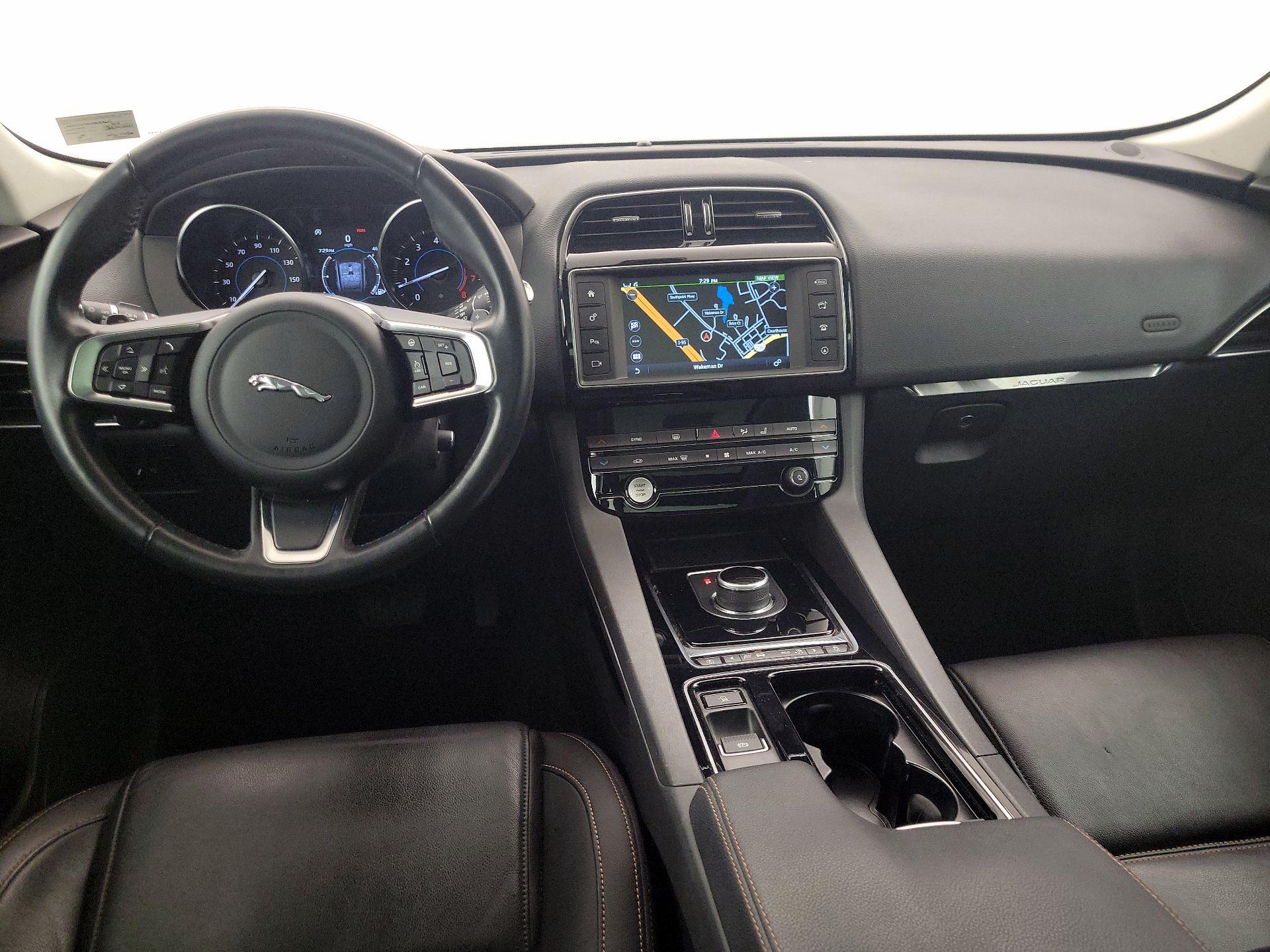 Thumbnail: 2018 Jaguar F-Pace - 9