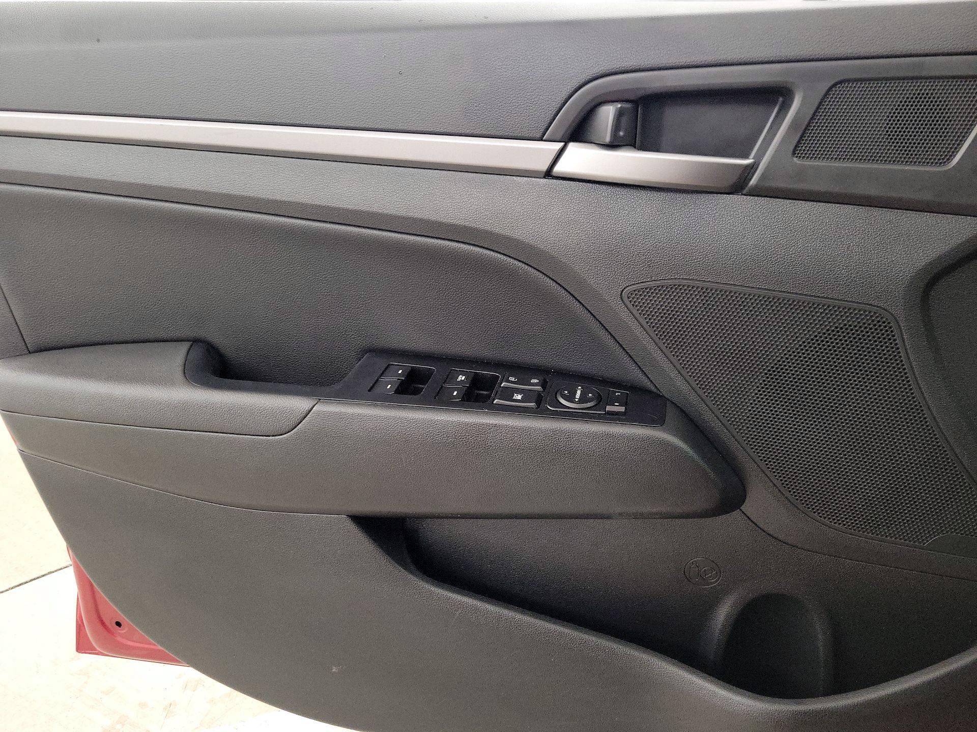 Thumbnail: 2017 Hyundai Elantra - 12