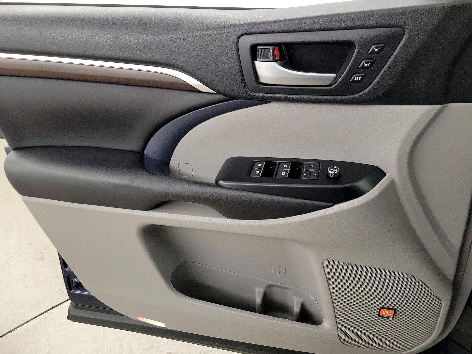 Thumbnail: 2016 Toyota Highlander - 12