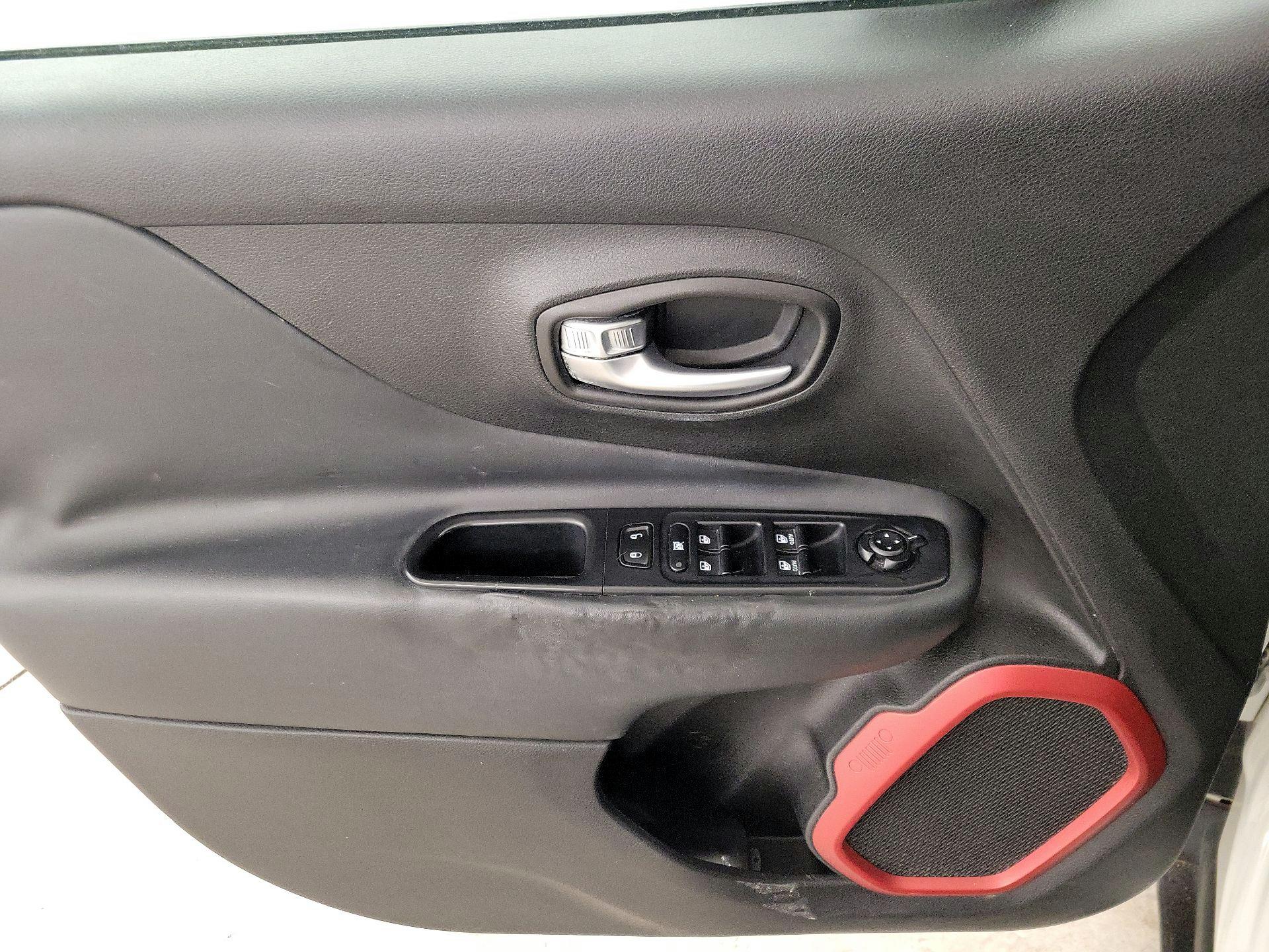 Thumbnail: 2015 Jeep Renegade - 12